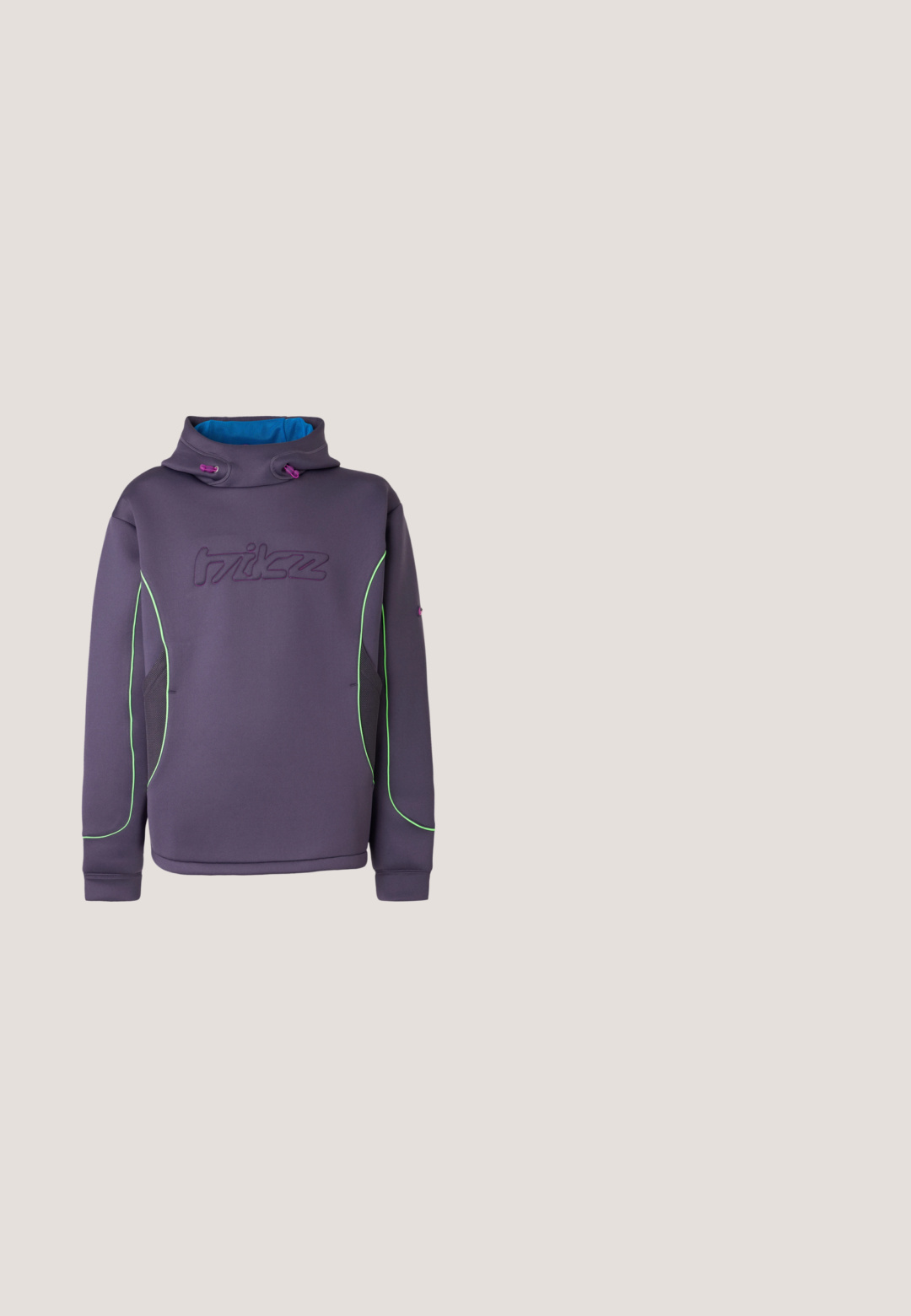 Violette Fleece-Kapuzenjacke mit hohem Kragen, grüner Paspelierung und blauem Innenfutter; verfügt über ein aufgesticktes Logo und elastische Kordelzüge.; Lila Baumwoll-T-Shirt mit kurzen Ärmeln und Rundhalsausschnitt, mit einem schwarzen Logo, das "THE KOOPLE" über die Brust lesbar ist.; Blaue Sweathosen mit elastischem Bund und verstellbarem Kordelzug. Mit einem weißen Logo auf dem Oberschenkel und tapered Bündchen an den Knöcheln.; Schwarze Leder-Stiefelette mit runder Zehenpartie, strukturiertem Obermaterial, runden Schnürsenkeln und dicker Gummisohle. Mit Metallösen und gepolstertem Schaft.; Kompakte rechteckige graue Stofftasche mit einer vorderen Reißverschlusstasche und schwarzen Reißverschlussgriffen, auf der Vorderseite mit dem Aufdruck "Karl Lagerfeld Jeans".; Schwarzes Armband aus Gummi mit Metallakzenten. Verfügt über einen silbernen Verschluss und gemusterte Segmente, die mit durchgehend schwarzen Abschnitten abwechseln.