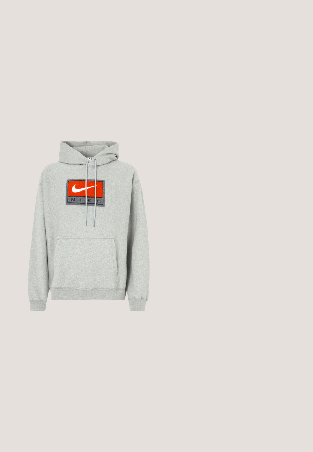Grauer Kapuzenpullover mit Kängurutasche, vorne mit einem auffälligen gestickten roten und schwarzen Nike-Logo sowie verstellbaren Kordeln.; Schwarzes kurzärmeliges T-Shirt aus Baumwolle mit einem sechseckigen roten und weißen Nike-Logo auf der Brust und einem abgerundeten Ausschnitt.; Graugrüne Jogginghose mit elastischem Bund und Bündchen. Minimalistische Markenkennzeichnung in passendem Garn an der Seite. Weicher Stoff.; Weißer und grauer Nike P-6000 Sneaker mit schwarzem Swoosh, Netzpaneelen und strukturierter Sohle, seitlich auf neutralem Hintergrund dargestellt.; Klare, übergroße Sonnenbrillen mit dunklen Gläsern, ausgestattet mit einem massiven rechteckigen Rahmen und strukturierten Bügelakzenten. Hergestellt aus transparentem Kunststoff.; Schwarze Lacoste Messenger-Tasche mit vorderer Klappe und verstellbarem Schulterriemen, mit weißem Krokodil-Logo und dem Text "Lacoste Paris".