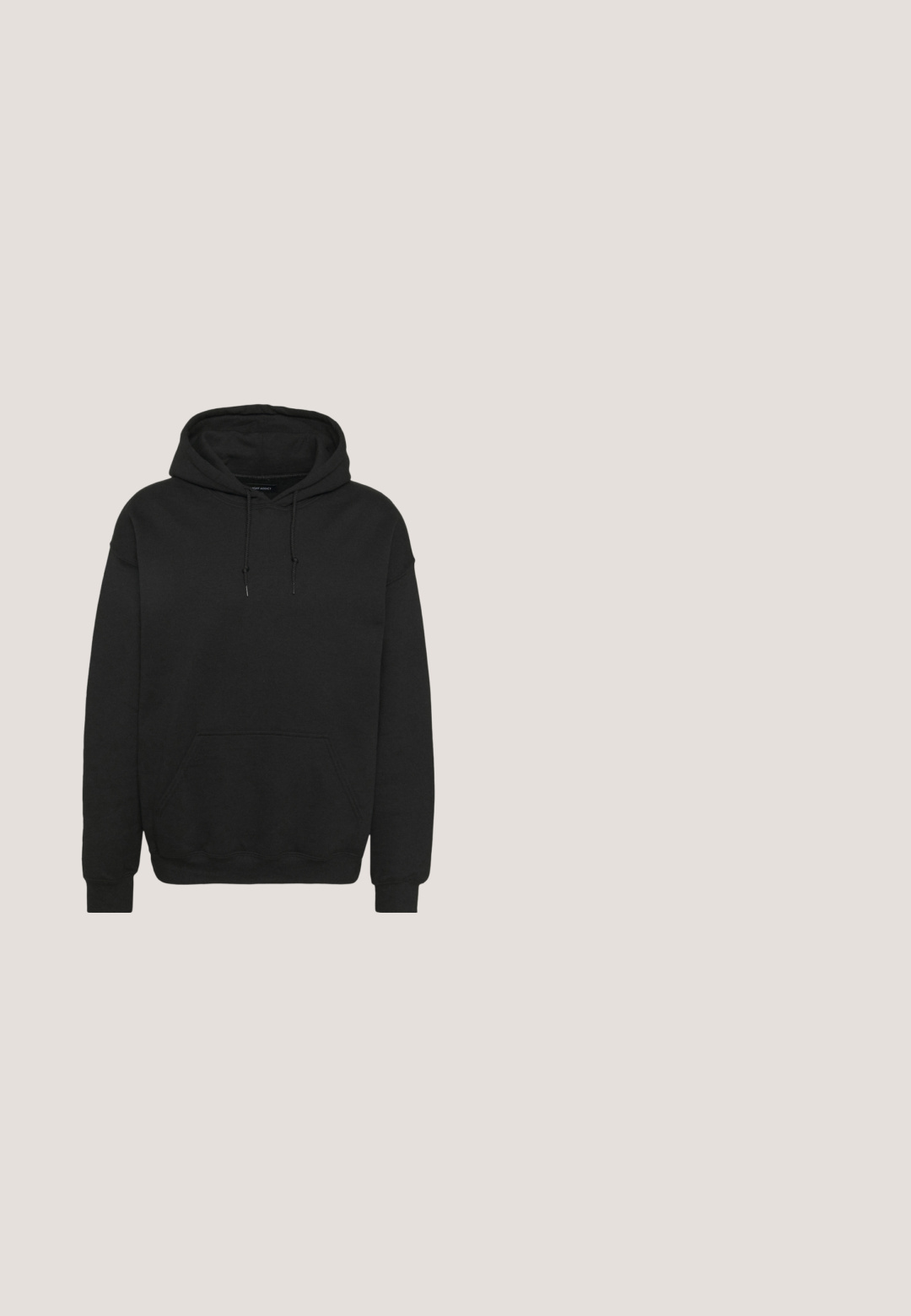 Zwarte hoodie van een katoenmix, met een drawstring capuchon, een voork pocket en ribgebreide manchetten en zoom. Zachte textuur.; Zwarte korte mouwen T-shirt van katoen. Kenmerkt zich door een ronde halslijn en een ontspannen pasvorm. Eenvoudig ontwerp zonder zichtbare patronen of accenten.; Zwarte cargobroek met een rechte pasvorm, voorzien van zijzakken, een knoopsluiting en elastische boorden bij de enkels. Gemaakt van duurzaam materiaal.; Zwarte Nike Air Force 1 sneaker met een gladde leren bovenkant, geperforeerde neus voor ademend vermogen, zwarte veters en een getextureerde rubberen zool.; Rechthoekige zwarte zonnebril met donkere lenzen. Slanke, platte armen hebben een gouden accent. Glad kunststof frame met een matte afwerking.; Metalen ketting halsketting met een gevlochten ontwerp, zilverkleurig, met een gladde textuur en gelijkmatige schakels, geschikt voor verschillende stijlen en gelegenheden.