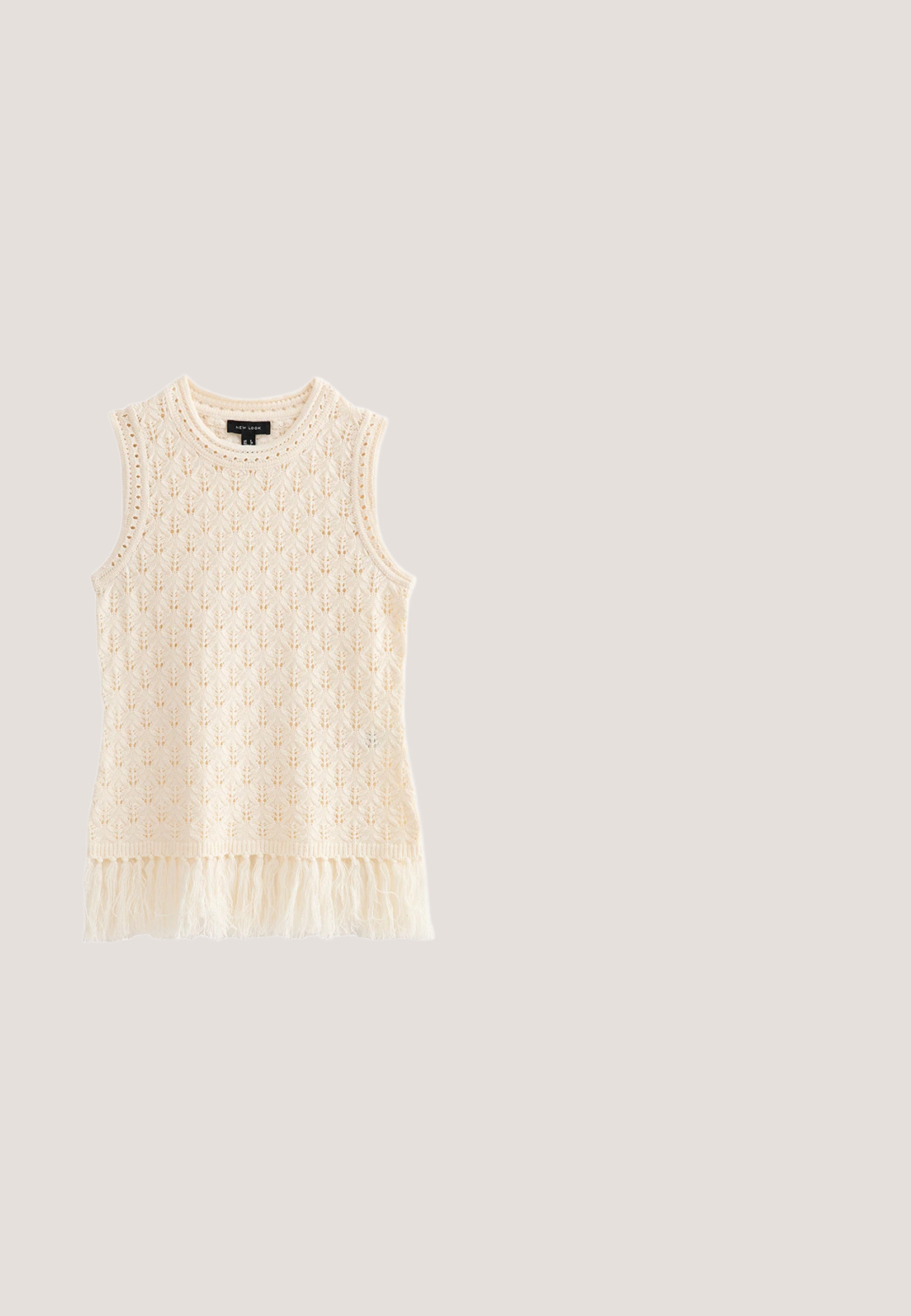 Mouwloze crèmekleurige gebreide top met bloemachtig ajourpatroon en franjes aan de zoom, ronde halslijn en "New Look" label binnen in de kraag.; Crèmekleurige gebreide tanktop met dunne bandjes, verticale opengeweven strepen en een strikdetail aan de voorkant dat los hangt.; Off-white wijde broek met gestructureerde gebreide stof en knoopdetails langs de buitennaden op een effen achtergrond.; Bruine slingback schoen met geweven textuur en glad leer. Kenmerkt zich door een platte metallic hak en een decoratieve gedraaide details bij de tenen.; Bruine schildpad zonnebril met een geometrisch montuur, platte lenzen en subtiele branding op de linker lens. Glad, textuurafwerking.; Geweven strohandtas in een fanta-vorm, met een gestructureerde afwerking, een ronde zwart-wit gestreepte handgreep en decoratieve witte schelpenaccenten.