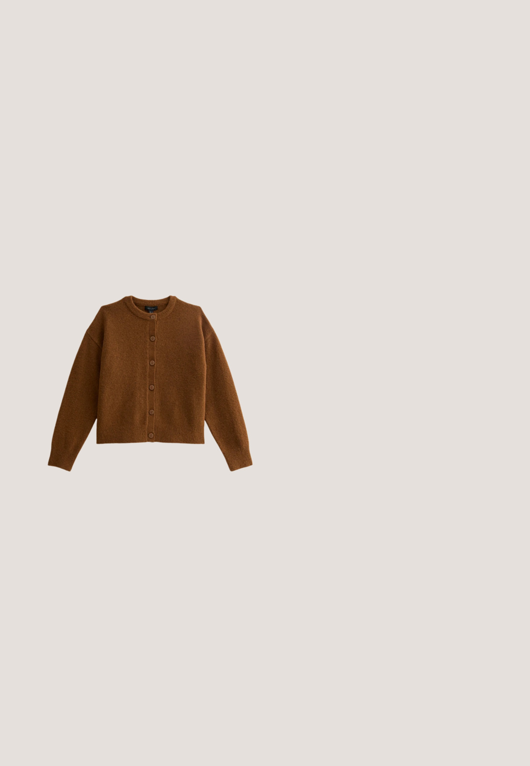 Brauner Wollcardigan mit langen Ärmeln und Rundhalsausschnitt, flach auf einem weißen Hintergrund ausgelegt.; Beige Langarmpullover mit weitem Ausschnitt, hergestellt aus weichem Strickstoff. Verfügt über enge Ärmel und ein einfaches, unverschöntes Design.; Beige weite Hosen aus weichem Stoff, mit einem elastischen Bund und Kordelzug, sowie einer subtilen gesprenkelten Textur.; Braune Wildleder Stiefeletten mit flacher Sohle, runder Spitze und einer kleinen Zuglasche, kombiniert mit blauen Jeans im geraden Schnitt.; Braune transluzente quadratische Sonnenbrille mit dunkel getönten Gläsern, die auf einer weißen Oberfläche liegt.; Braune geflochtene Ledertasche mit geschwungener Form, Reißverschluss oben und verstellbarem Riemen. Verfügt über eine strukturierte Oberfläche und kontrastierende Nähte.