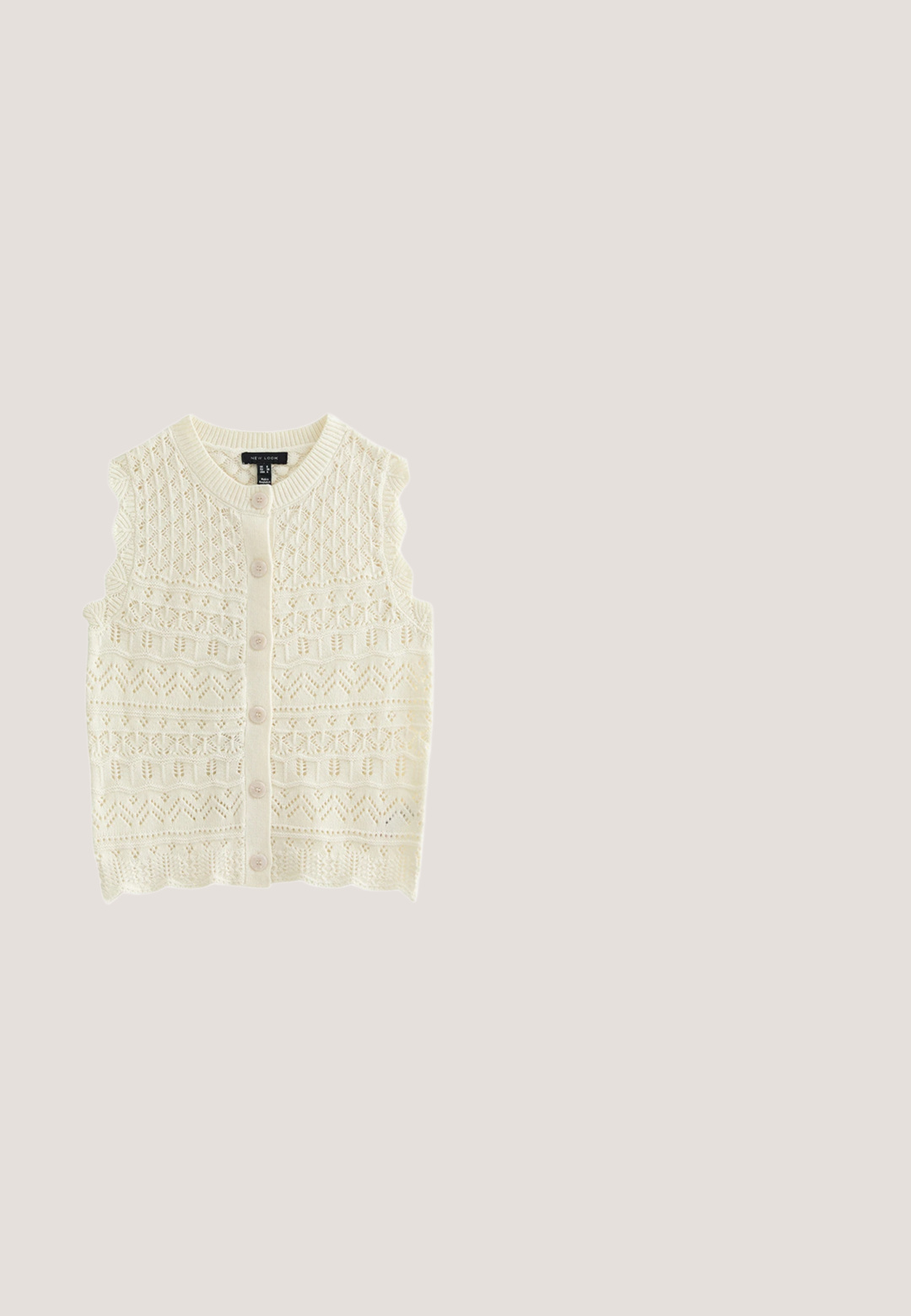 Kremfarvet ærmeløs strikket cardigan med bølgede kanter, indviklede hulmønstre og seks knapper foran.; Ærmeløs blomsterkjole i lys beige stof; har V-udskæring og lynlås i ryggen; semitransparent tekstur med en subtil glans.; Brun ruskind ankelstøvle med lav stablet hæl og elastisk sidepanel for nemt at kunne tage den på, vist i profil på hvid baggrund.; Rektangulær flettet stråtaske med langt flettet håndtag, lysebrune naturfibre og åben top.; Perlesmykke med et skiftende mønster af turkise, grønne og gyldne perler. Glat tekstur med en delikat kæde-lås.; Brunt flettet ruskindsbælte med spænde i guldmetal, lagt fladt mod en ensfarvet hvid baggrund.