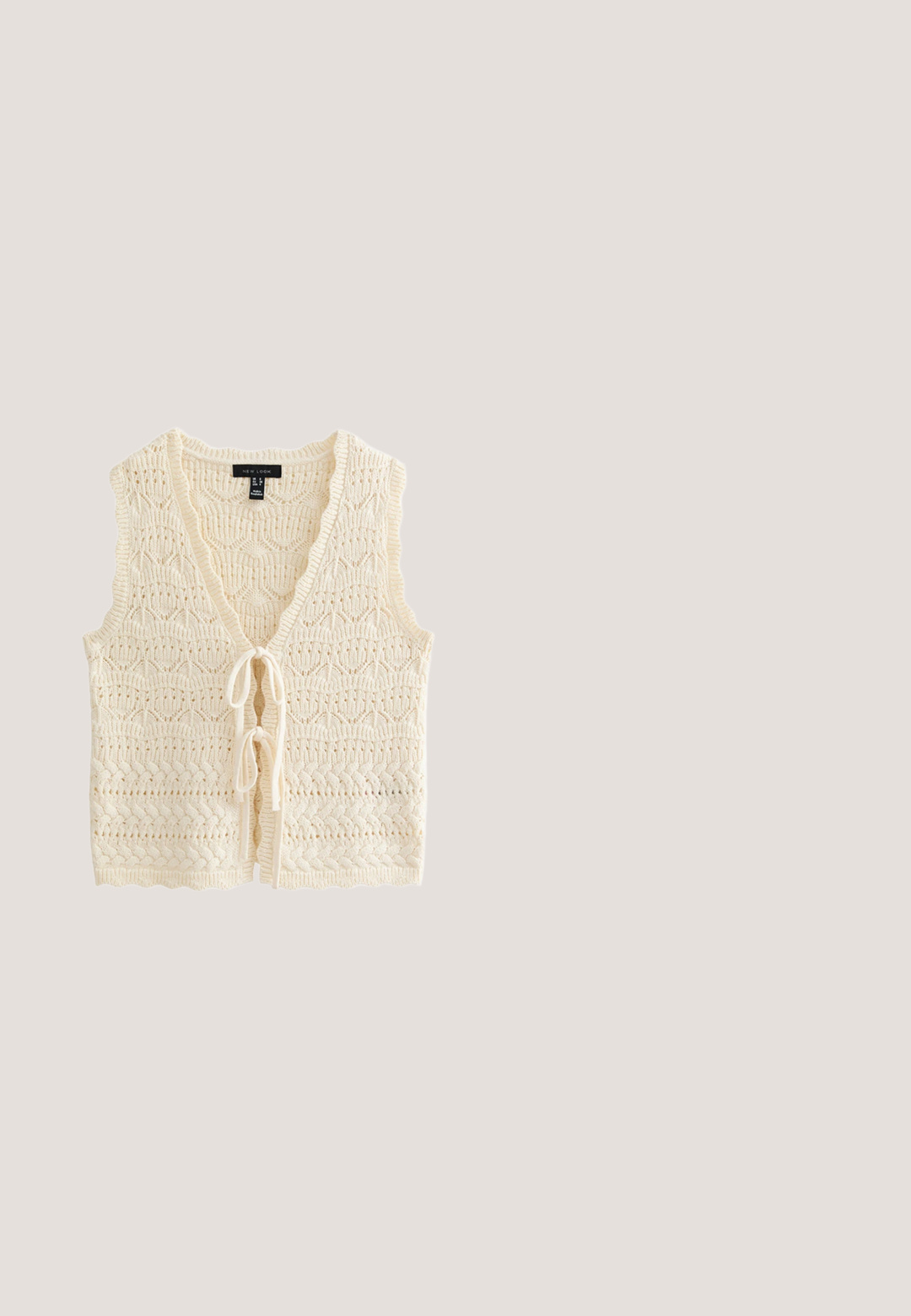 New Look WAVE STITCHY TIE - Weste - cream; Beige gerippter Cardigan mit langen Ärmeln, knöpfbarer Vorderseite, V-Ausschnitt und ausgestellten Ärmelabschlüssen. Hergestellt aus weichem Strickmaterial mit strukturierter Oberfläche.; Braune Leder-Sandale mit einem T-Riemen-Design, offener Zehe und einem kleinen Blockabsatz. Verfügt über mehrere horizontale Riemen und einen Knöchelverschluss.; Quadratisches Halstuch mit floralen Rändern, einem herzförmigen Blumenkranz in der Mitte und zwei blauen Vögeln, die ein Band mit einem roten Herzanhänger halten.; Geflochtene beige Handtasche mit strukturierter Oberfläche und abgerundeten Griffen, begleitet von einem glatten, mit einem Reißverschluss versehenen Beutel in passendem Farbton.; ONLY ONLHANNA BRAIDED BELT - Flechtgürtel - chocolate martini