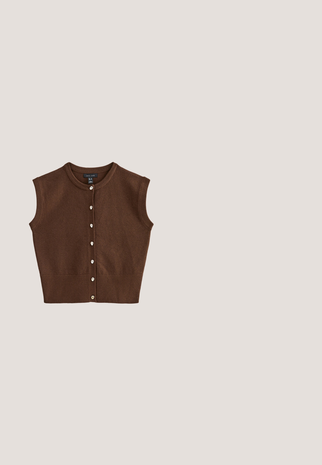 Mouwloos bruin gebreid vest met knopen, ronde halslijn en geribbelde zoom, gemaakt door New Look, plat uitgestald op een witte achtergrond.; Close-up van zachte, bruine gebreide stof met zichtbare textuur en zachte plooien die licht- en schaduwvariaties creëren.; Bruine rekbare flared broek met een gladde textuur en een elastische tailleband. Geen zichtbare patronen of hardware. Eenvoudig, lang model.; Bruine suède en stoffen lage sneakers met beige accenten, rubberen zool, vetersluiting en een minimalistisch ontwerp op een witte achtergrond.; Rechthoekige schildpadzonnebril met donkerbruine glazen en slanke pootjes, afgebeeld tegen een witte achtergrond.; Donkere bruine suède schoudertas met een brede riem en subtiele verticale stiksels in het midden, een eenvoudig en onopgesmukt ontwerp.