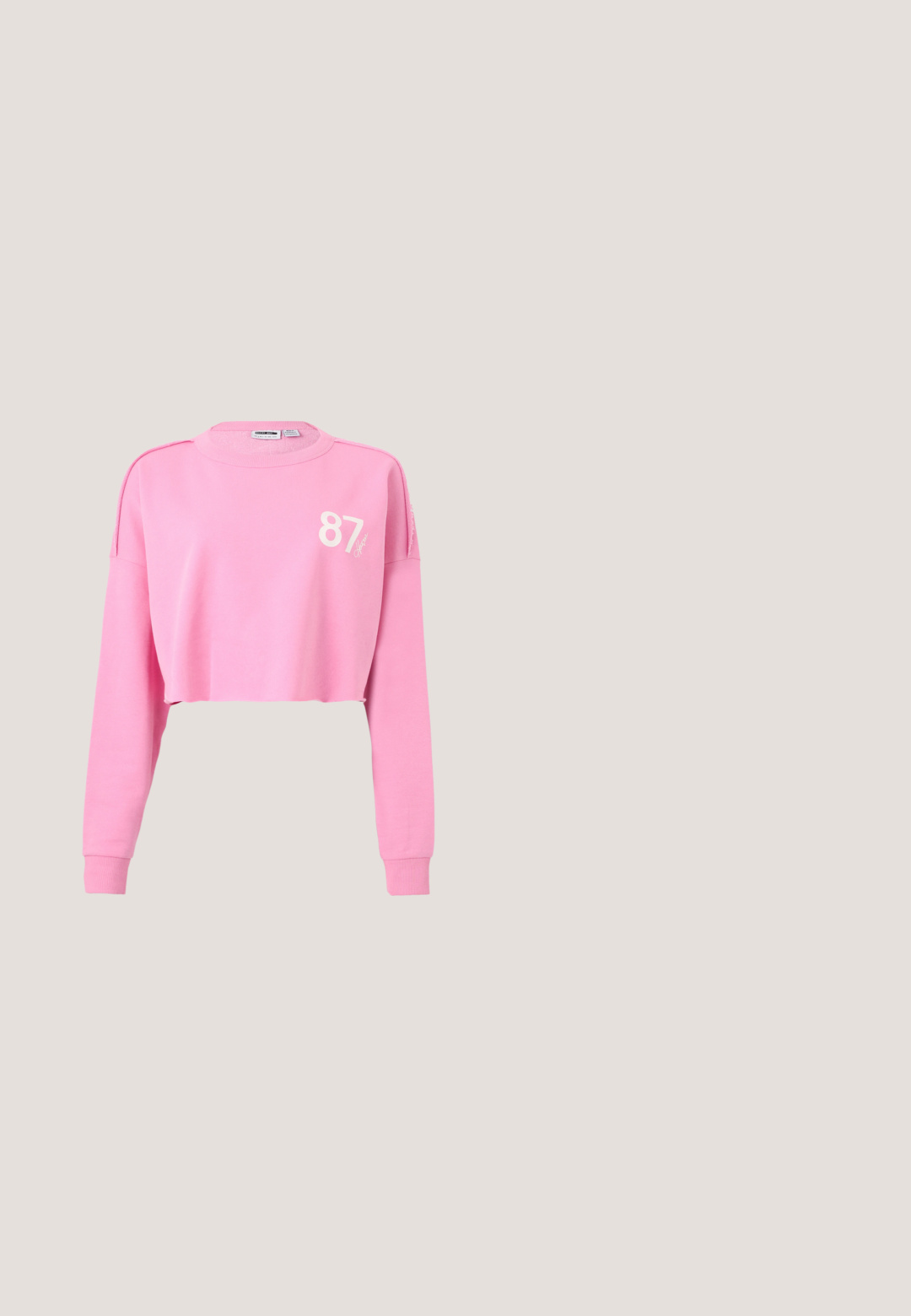 Vaaleanpunainen lyhyt huppari, jossa pitkät hihat ja resorit hihansuissa. Rintakehän ylävasemmalla puolella on numero "87" ja pieni logo.; Lyhythihainen siniraitainen pyjamapaita, jossa on pitkähihaisuus, valkoiset vuorausreunat ja rintatasku, jossa on musta Moschino Jeans -logo.; Hame dantel floral yang menampilkan bentuk melebar. Warna-warna termasuk pink, kuning, beige, dan abu-abu dengan permukaan yang tekstur dan berkilau.; Nilon naisten nilkkurit, joissa on teksturoitu valkoinen materiaali, pastellivärinen kukkakirjonta ja paksu, pitävä pohja.; Mustat aurinkolasit, joissa on tyylikäs ja kulmikas muotoilu. Varressa on kirkasta kristallikoristetta ja tummat linssit.; Kultainen metallinen clutch-laukku, jossa on puolikuun muoto, ja joka sisältää kristallikoristeisen kahvan sekä sileän, kiiltävän pinnan. Yläsuunnassa vetoketjukiinnitys.