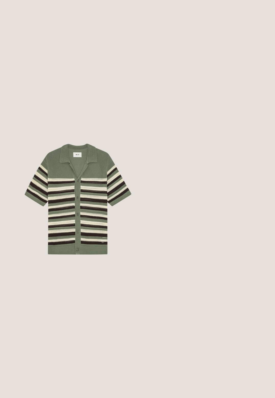 Groene gebreide korte mouwen vest met horizontale zwarte, witte en beige strepen en een knoopsluiting aan de voorkant.; Zwart shirt met korte mouwen, kraag en een zilverkleurige rits aan de voorkant over de gehele lengte, plat liggend op een witte achtergrond.; Zwarte casual korte broek met elastische tailleband en zijzakken, platte voorkant en rechte zoom, weergegeven op een witte achtergrond.; Olijfgroene suède schoen met een ronde neus, vetersluiting en een lage, gestructureerde rubberen zool. Minimale stiknaad details langs de rand.; Mont Blanc Zonnebril - black/grey; Rechthoekige olijfgroene crossbodytas met verstelbare riem, ritssluiting en leren trekker op een effen achtergrond.