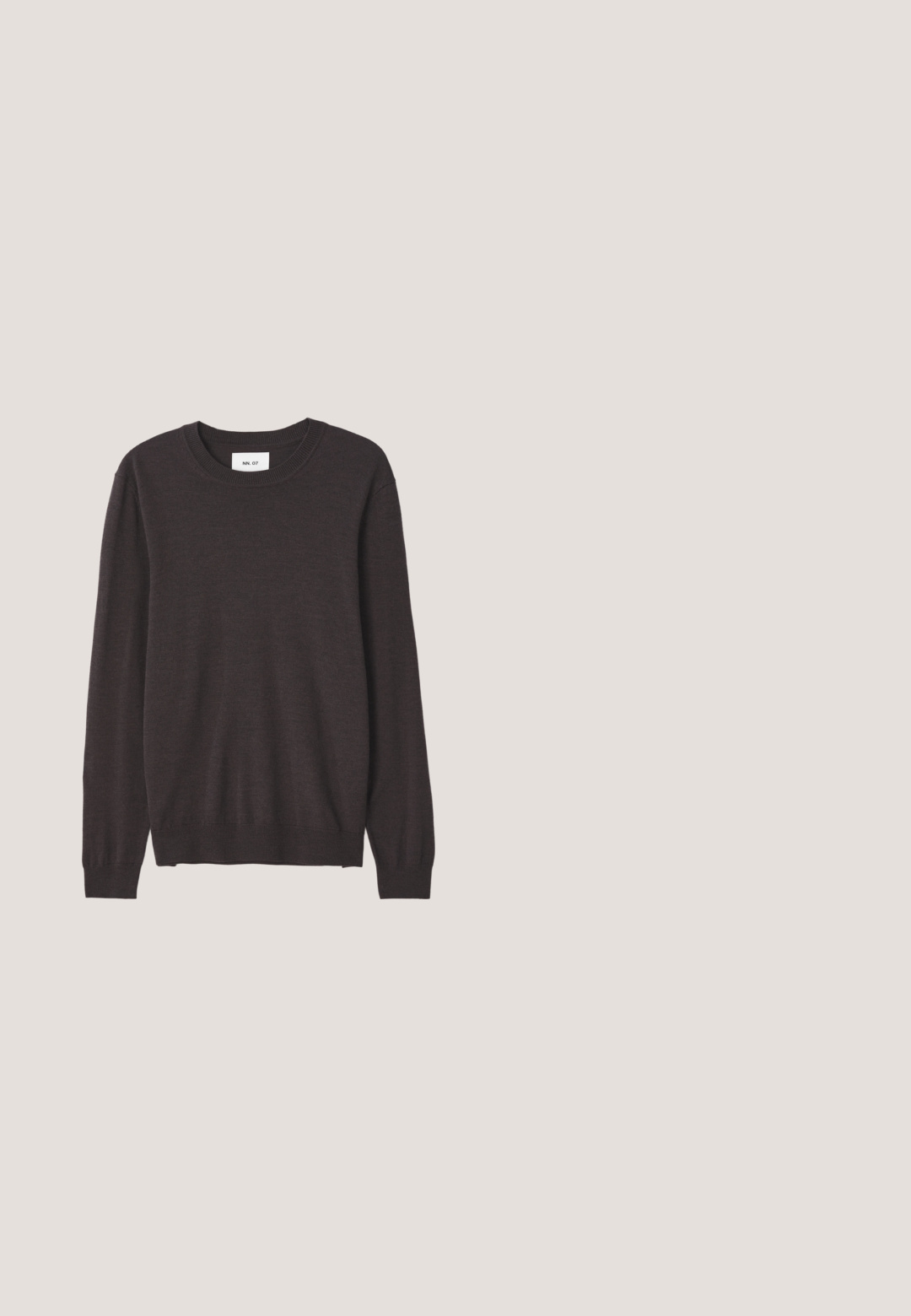 Pull en tricot marron foncé avec un col rond, des manches longues, des poignets et un ourlet côtelés, une texture lisse, et une étiquette de marque minimaliste.; T-shirt noir à manches courtes avec un col ras-du-cou, muni d'une petite étiquette blanche à l'intérieur du col.; Pantalons larges noirs avec une texture lisse, dotés de deux plis avant, d'une fermeture à bouton et de poches latérales. Tissu durable.; Chaussure à enfiler en cuir lisse noir avec bout fendu arrondi et semelle plate beige, vue de côté sur fond blanc.; Lunettes de soleil rectangulaires noires avec des verres foncés et des branches fines, présentées sur un fond clair et neutre.; Ceinture en cuir noir enroulée avec une boucle rectangulaire en métal argenté, marquée d'un petit texte "NN.07" sur le bord inférieur de la boucle.
