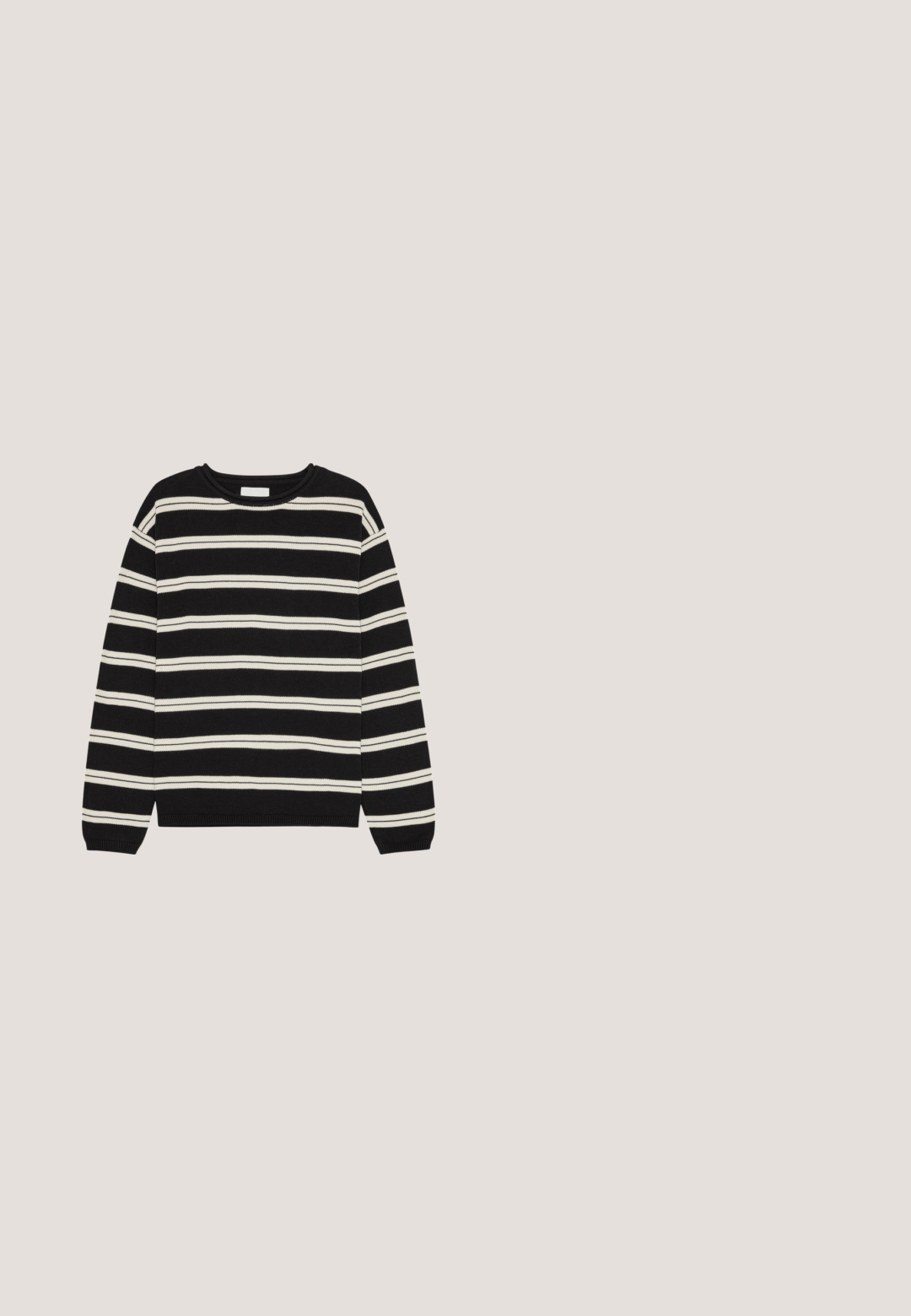 Pull en maille noire avec des rayures horizontales blanches, manches longues et col rond, posé à plat sur un fond blanc.; Chemise en velours côtelé noir avec un devant boutonné, des manches longues, un col pointu, une poche poitrine unique et un tissu texturé.; Jeans en denim bleu foncé avec une coupe droite, cinq poches et une fermeture classique à boutons et à glissière. Présente des coutures contrastées.; Chaussures en daim noir avec un design à bout arrondi, un laçage à l'avant et une semelle en caoutchouc noir texturé. Tige lisse avec de subtils détails de couture.; Lunettes de soleil en plastique noir avec des verres rectangulaires teintés foncés et de petits logos en forme de losange argenté sur chaque branche.; Trousse de toilette rectangulaire noire en cuir avec poche zippée à l'avant et anse latérale sur fond blanc.