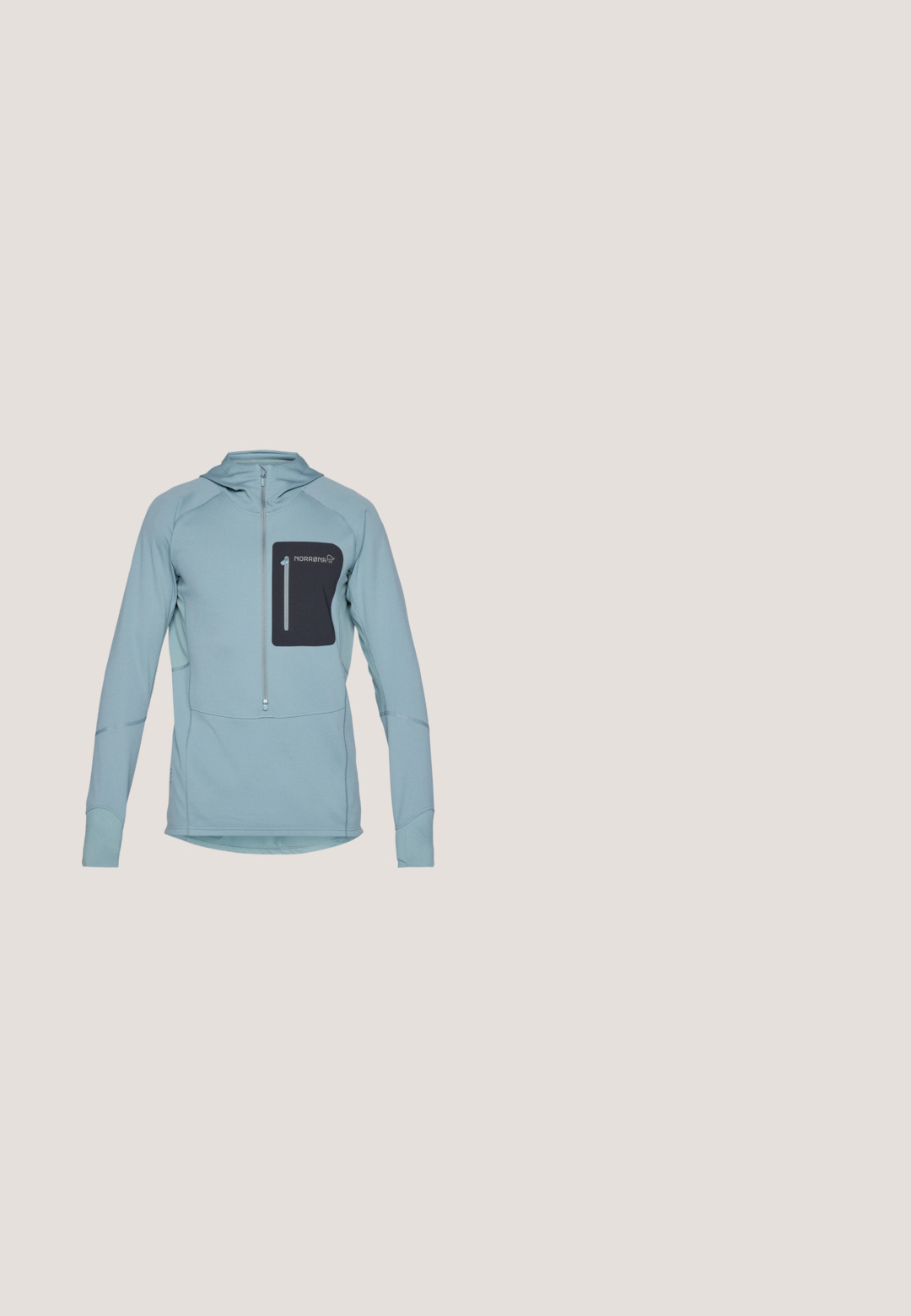 Lyseblå langærmet pullover-hoodie med lynlås og en sort lynlåslomme på brystet. Lavet af struktureret stof med syede detaljer.; Norrøna /29 COTTON VIKING T-SHIRT - T-shirts print - indigo night/sky captain; Vandtætte bukser i mørkegrå farve, lavet af slidstærkt stof. Funktioner inkluderer et bælte, sidelommer og lynlåsede ankler.; Sort sportsko med mesh-overdel, gummisål og justerbare snørebånd. Inkluderer reflekterende detaljer og en polstret krave for støtte.; Sort rulle-top rygsæk lavet af vandtæt materiale. Har justerbare stropper, en frontlomme med lynlås og trykte branddetaljer.; Sort vævet stofbælte rullet sammen med en mat sort rektangulær metalspænde, der viser diskret mærketekst.