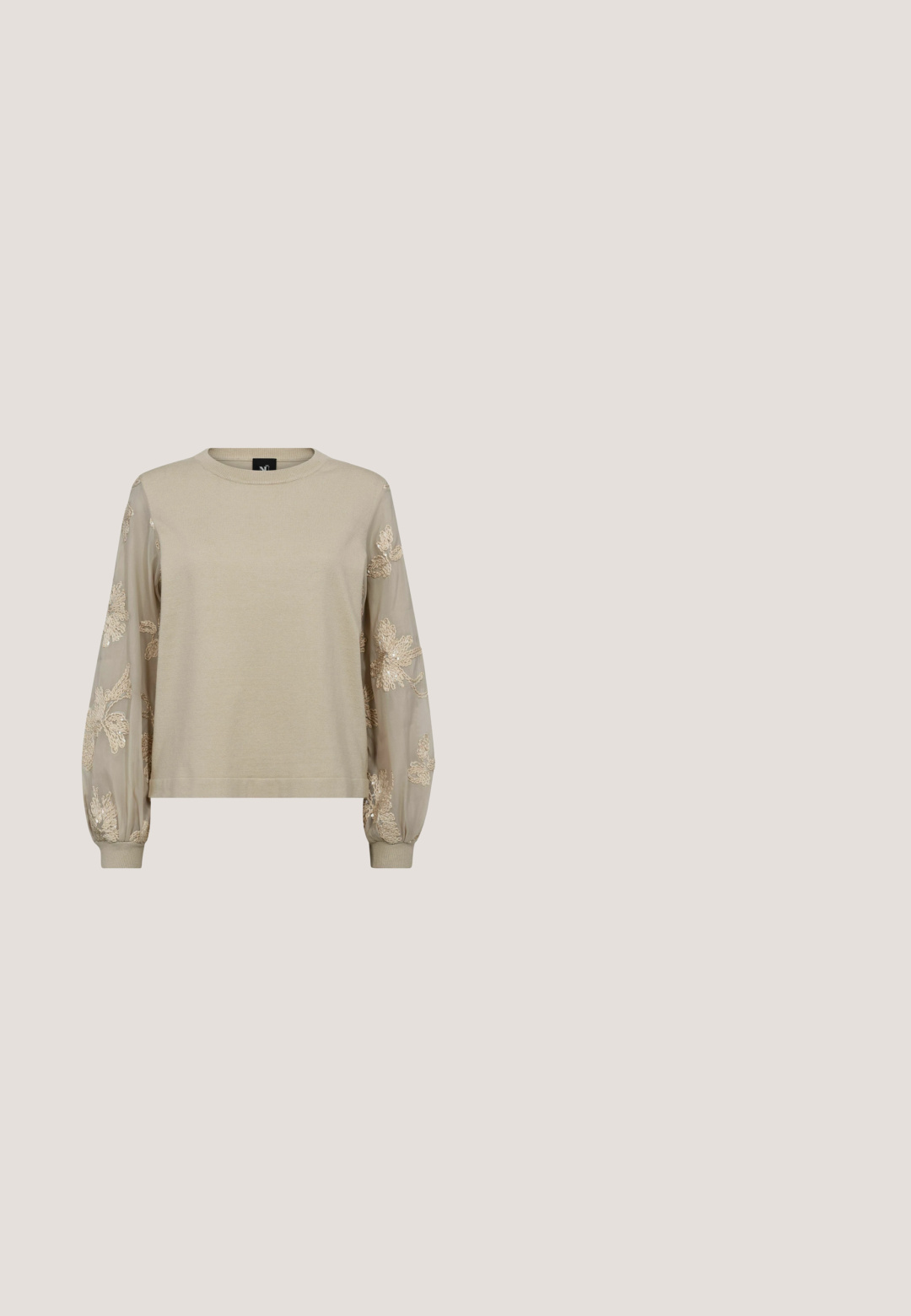 Beige sweater med en ribbet krop og gennemsigtige, broderede ballonærmer med blomsterprint og rundet halsudskæring.; Leopardprint skjorte med knaplukning, fremstillet i letvægtsstof, med klassisk krave, lange ærmer, to brystlommer og en afslappet pasform.; Blå denim jeans med lige ben, frontlommer, bæltestropper og knaplukning, vist på en hvid baggrund.; Sneakers med leopardprint og mesh- og læderpaneler, tan-gummisål og kontrasterende sorte accenter. Båret med løstsiddende mørke jeans.; Brun og sort håndtaske med hvid pletskindtekstur og en enkelt sort skulderrem på en ensfarvet baggrund.; Sølvringe med en tekstureret, organisk design, der har varierende størrelser af små, rund, perle-lignende accenter langs fronten.