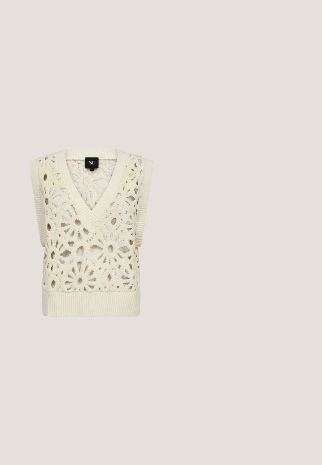 Gebreid vest in crème met een V-hals en mouwloos ontwerp. Voorzien van gedetailleerde bloemige haakpatronen en een geribbelde zoom.; Mouwloze geribde tanktop in olijfgroen met brede schouderbanden en een vierkante halslijn.; Lichtgroene linnen shorts met een elastische tailleband en een zwart-wit gestreepte trekkoord, voorzien van zijzakken.; Bruine gevlochten slefklap sandalen met een zachte zool en een tan voetbed, met een afgerond ontwerp en een getextureerde rubberen buitenzool voor grip.; Ronde, bruin getinte zonnebril met schildpaddenjasje en gouden metalen accenten, licht schuin weergegeven op een witte achtergrond.; Beige canvas handtas met een bruin leren handvat, bovenste ritsluiting en een voorste ritsvak. Gladde textuur met minimale stiksels.