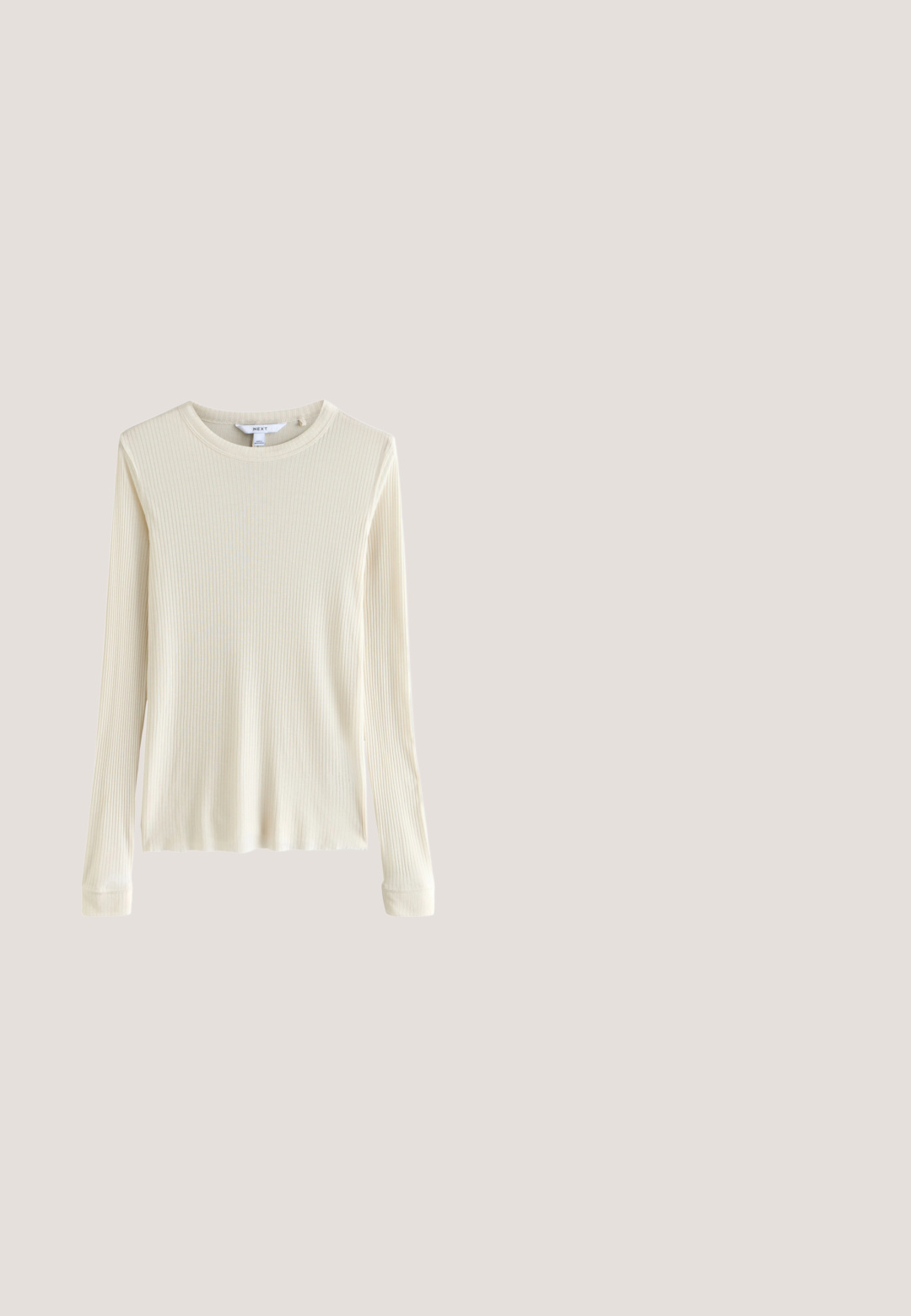 Next REGULAR FIT-CREW NECK LONG SLEEVE  - Striktrøje - pink; Rød ribbet kordfløjlsskjorte med krave, forreste knapper, enkelt brystlomme og lange ærmer. Har træknapdetaljer.; Lyserøde denimbukser med bindebånd i taljen, med frontknap, bæltestropper og to forlommer, der viser et tekstureret stof.; Lyserød ruskindsneaker med hvide striber, hvide snørebånd og en brun gummisål, vist fra siden på en hvid baggrund.; Beige mulepose med lyserøde håndtag med et blomsterprint af store lyserøde og røde roser samt en lille lyserød sløjfedetalje.; Perlekæde lavet af pink nuancerede ædelstene med guld accenter og et guldmærke; har en lås og justerbar kæde.