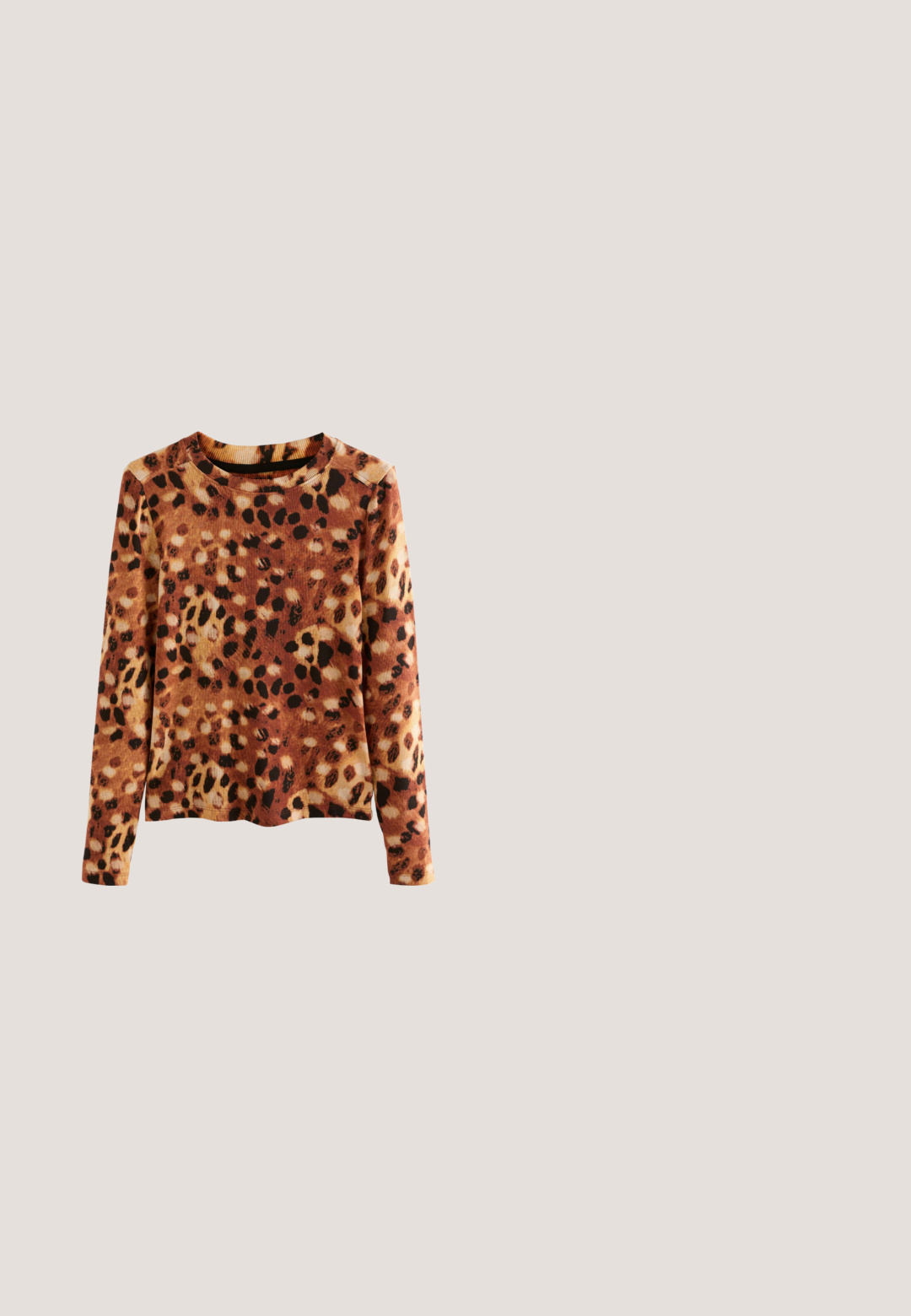 Ribbet top med et varmt brunt, orange og sort leopardprint mønster. Stoffet har en blød tekstur med et let udseende.; Brune brede bukser i faux læder med frontlommer, bæltestropper og knaplukning.; Brune læder knæhøj støvle med spids tå og tekstureret blokhælb. Har rent design og minimal syning.; Skildpaddemønstrede solbriller med katteøje-form, gyldne metaldetaljer og mørkebrune linser. Har slanke, buede gyldne arme.; Burgunderrød fleece-scarf med en blød tekstur, der har et snoet design og to spidse ender, liggende fladt mod en hvid baggrund.; Mørkebrun blank læderclutch med plisseret design og en tynd håndledsrem på hvid baggrund.
