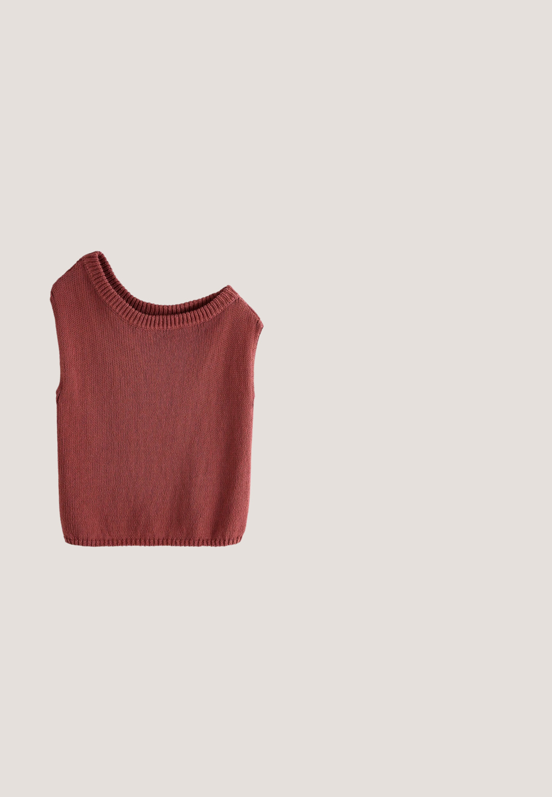 Gestricktes ärmelloses Top in rostfarbe mit einem weiten runden Halsauschnitt und einer strukturierten Oberfläche. Schlichte, rechteckige Form mit gerippten Kanten.; Dunkelbraune, kurzärmelige Cropped-Bluse mit Kragen und vorderer Knotenbindung, aus glattem, leichtem Stoff.; Bordeauxfarbene, aus glattem Denim gefertigte Schlagjeans mit vier Taschen, einem Knopfverschluss und einem glänzenden Finish, samt gesteppten Nähten entlang der Beine.; Braune Leder-Knöchelstiefel mit spitzem Zehenbereich und strukturiertem Blockabsatz. Verfügt über eine klare Linienführung und minimale Nähdetails.; Katze-Augen-Sonnenbrille mit einem tiefroten marmorierten Rahmen, roségetönten Gläsern und goldenen Akzenten an den Bügeln, die eine glatte, glänzende Textur aufweisen.; Rote Lederhandtasche mit einem lässigen Design, Schleifen-Detail und floralen Akzenten. Verfügt über einen langen, verstellbaren Gurt und metallische Beschläge.