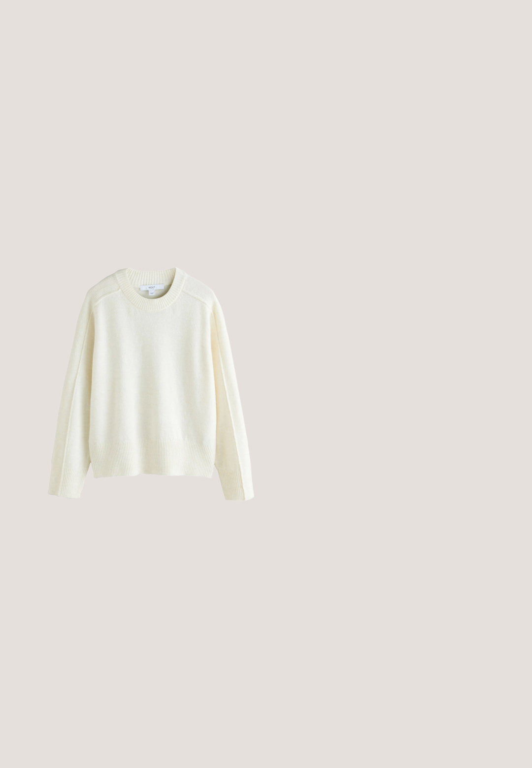 Next CREW NECK - Pullover - ecru; Chemise beige à boutons avec col, manches longues et deux poches poitrine. Présente un logo brodé et une texture lisse et douce.; Un jean large en denim bleu clair présente une taille haute, une fermeture à bouton, un léger délavé et un design classique à cinq poches.; Sneaker blanc à lacets avec une tige en cuir lisse, bout rond et semelle en caoutchouc plate. Design minimaliste avec une palette de couleurs unie.; Sac fourre-tout en toile beige avec deux paires de poignées, design simple, et marquage discret en relief "SAMSOE SAMSOE" sur le devant.; Ceinture en cuir marron avec trois trous de réglage et une boucle carrée en laiton avec un rouleau métallique sur une surface neutre.