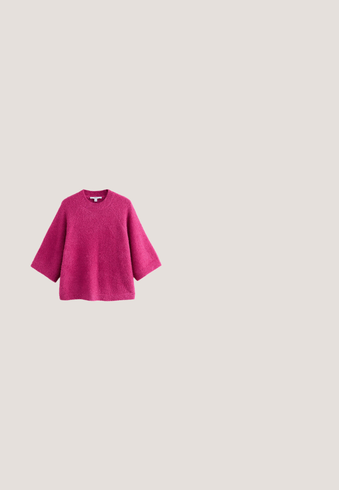 Lodden lyserød sweater med blød tekstur, rund hals og en forlomme. Mærket siger "NEXT." Designet har en ensfarvet farve uden mønstre.; Afkortet jakke med lynlås og lange ærmer i flerfarvet ribbet mønster med pink, lilla og blå striber. Sølv lynlåsdetalje foran.; Lyserøde, flagrende bukser med et bølget mønster, der har en midjebånd og ingen synlig hardware. Stofdet ser glat og strækbart ud.; Scalpers NUMICO  - Sneakers - purple; Lyserød tote-taske med sorte håndtag og piping, med en diskret central logo på en hvid baggrund.; Sølvfarvet halskæde med forskellige ædelsten i pink, grøn, gul og lilla, med marquise- og rundsnit, forbundet af delikate kæder.