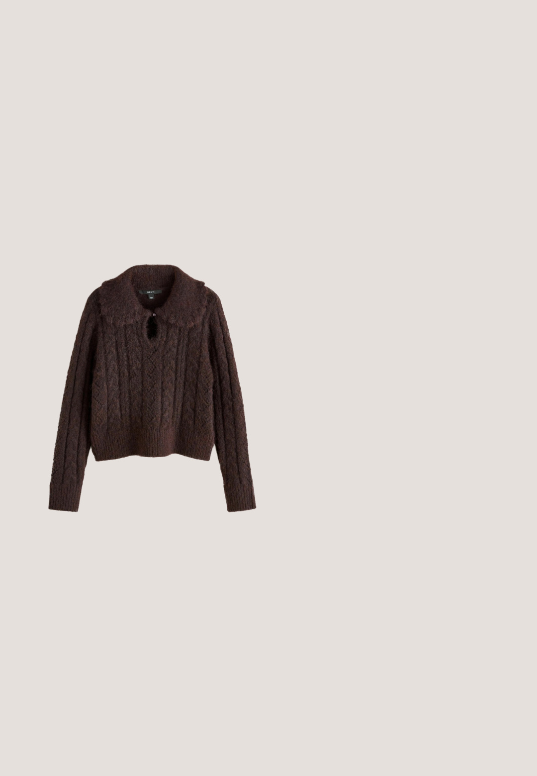Cardigan en tricot marron et duveteux avec un col rond. Présente un bouton violet et une étiquette indiquant "NEXT", précisant la marque et l'origine.; Haut en maille à manches courtes à motif losange avec col marron, patte de boutonnage et poignets et ourlet bleu clair.; Jupe midi plissée en satin marron avec une taille haute et un détail de boucle latérale, présentée à plat sur un fond blanc.; Sandale mule en cuir marron avec une semelle plate et une large bride sur les orteils, vue de côté sur fond blanc.; Lunettes de soleil œil de chat triangulaires en écaille de tortue avec des verres marron foncé et des branches fines, présentées sur une surface blanche.; Sac fourre-tout en cuir brun au design structuré, avec deux poignées supérieures, une bandoulière amovible et un logo argenté à l'avant. Texture lisse.