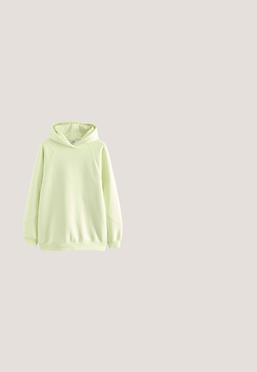 Tissu vert clair avec une texture lisse et douce, affichant une légère élasticité et un design uni, drapé en doux plis.; T-shirt en coton blanc avec des manches courtes, un col rond, une coupe décontractée, et sans motifs ni graphiques visibles. Texture lisse et design simple.; Pantalons de jogging gris clair en tissu doux, dotés d'une taille élastique avec un cordon de serrage et de deux poches latérales.; Baskets blanches et beiges avec devant à lacets et boucle argentée en forme de cœur sur la sangle, semelle plate et détails en tissu doux.; Sac à main en cuir crème avec une finition texturée, une anse arrondie et une bandoulière réglable. Comprend une fermeture éclair et un accent logo.; Bracelet en chaîne argentée avec une perle blanche iridescente ronde dans un réglage poli. Équipé d'un fermoir en forme de homard et d'une chaîne réglable.