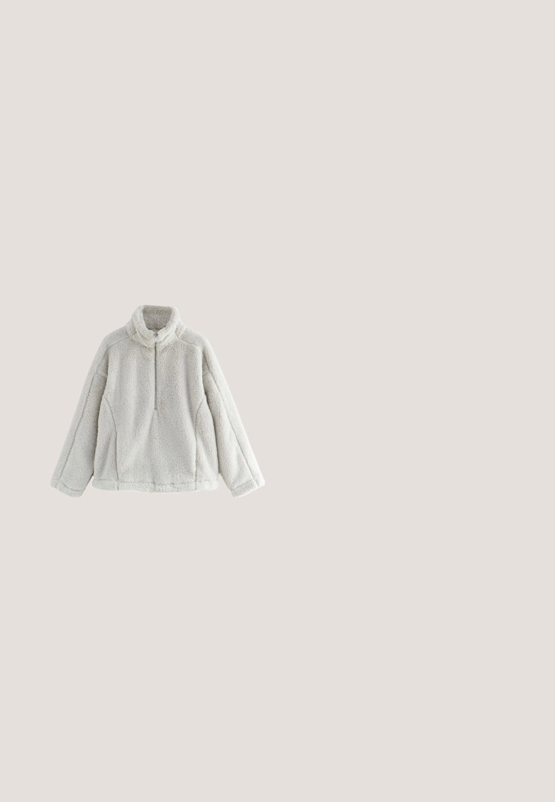 Pull-over en polaire grise claire, duveteuse, avec manches longues, col montant et courte fermeture éclair à l'avant.; Chemise rose à manches longues en tissu doux avec un design à manches raglan, dotée d'un col rond et d'une coupe décontractée.; Tissu noir côtelé avec une surface texturée, mettant en valeur des plis et des courbes subtiles. Le matériau semble léger et flexible.; Bottines en cuir noir avec une épaisse semelle en caoutchouc, système de laçage et bordure en fausse fourrure autour du col. Accents métalliques notables.; Lunettes de soleil avec une monture en plastique noir, design oversize en forme d'œil de chat, verres dégradés foncés, et un petit accent doré sur la branche.; Sac en cuir tressé noir à bandoulière réglable, avec deux compartiments zippés et une poignée supérieure. Forme rectangulaire compacte.