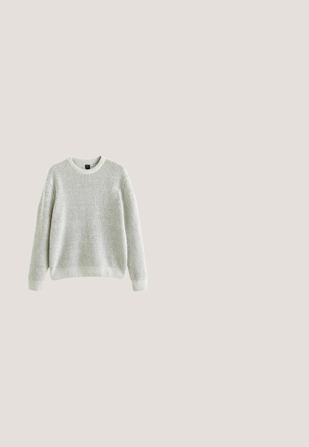 Grau gestrickter Pullover mit einem gerippten Rundhalsausschnitt, langen Ärmeln und lockerer Passform. Strukturmuster, weicher Stoff sowie gerippte Bündchen und Saum.; Braune Canvasjacke mit eingesetztem Kragen, vorderem Knopfverschluss, zwei Brusttaschen und strukturierter Stoffverarbeitung. Militärisch inspiriertes Design.; Beige, hoch taillierte Hosen mit weit geschnittenem Design. Verfügbar mit zwei Vorderfalten und einer glatten Textur. Standardlänge mit einem sauberen Finish.; Weißer Sneaker aus Leder im Low-Top-Stil mit weißen Schnürsenkeln, flacher strukturierter Gummisohle und minimaler Naht, von der Außenseite auf weißem Hintergrund gezeigt.; Leinene Tragetasche in Off-White, mit kurzen Henkel und dem aufgedruckten Text "LES DEUX" in fetten schwarzen Buchstaben. Strapazfähiges, schlichtes Design.; Brauner Leder-Gürtel mit einer silbernen Metall-Schnalle. Das Band hat eine glatte Textur und eine kleine blaue Akzentuierung nahe der Schnalle.