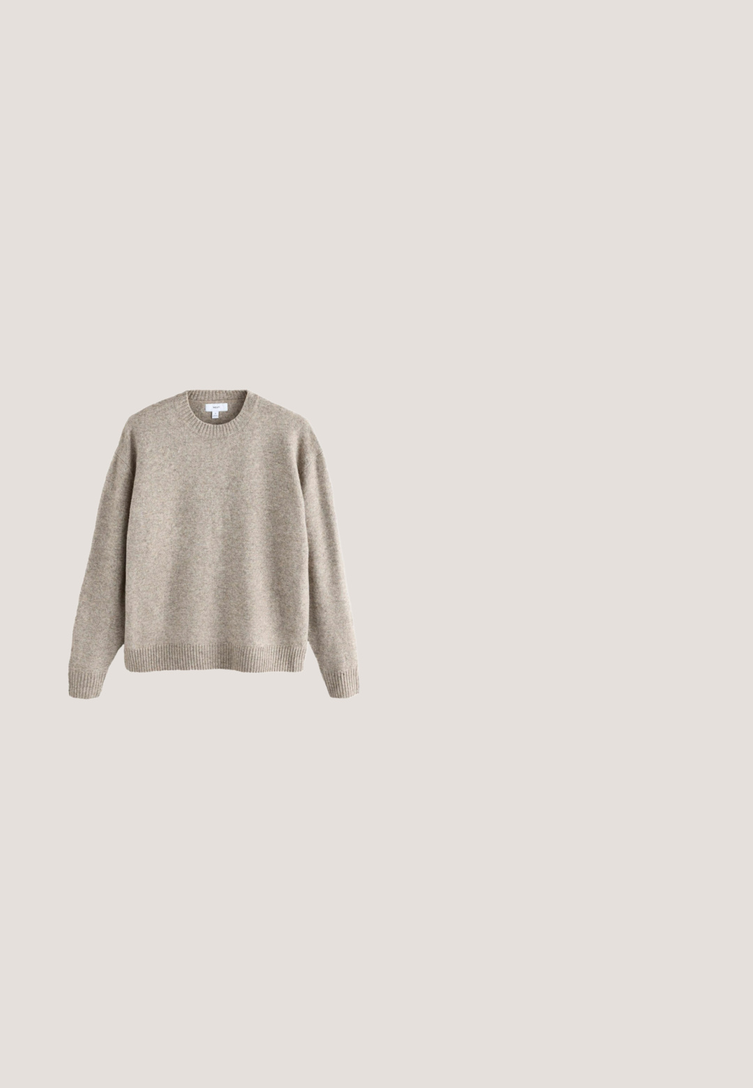 Beige gebreide crewneck trui met geribde manchetten en zoom, weergegeven op een witte achtergrond.; Beige overhemd met lange mouwen, knopen, een kraag en één borstzak, gemaakt van stevig stof.; Beige rechte pijpen chinos met riemlussen, voorkant met knoop en rits sluiting, en schuine voorzakken.; Witte lage sneaker met vetersluiting, glad leren bovenwerk en platte rubberen zool, zijaanzicht op een witte achtergrond.; Beige canvas tas met twee handvatten en een voorvak, "LES DEUX" geborduurd op het vak.; Marc O'Polo Riem - classic cognac