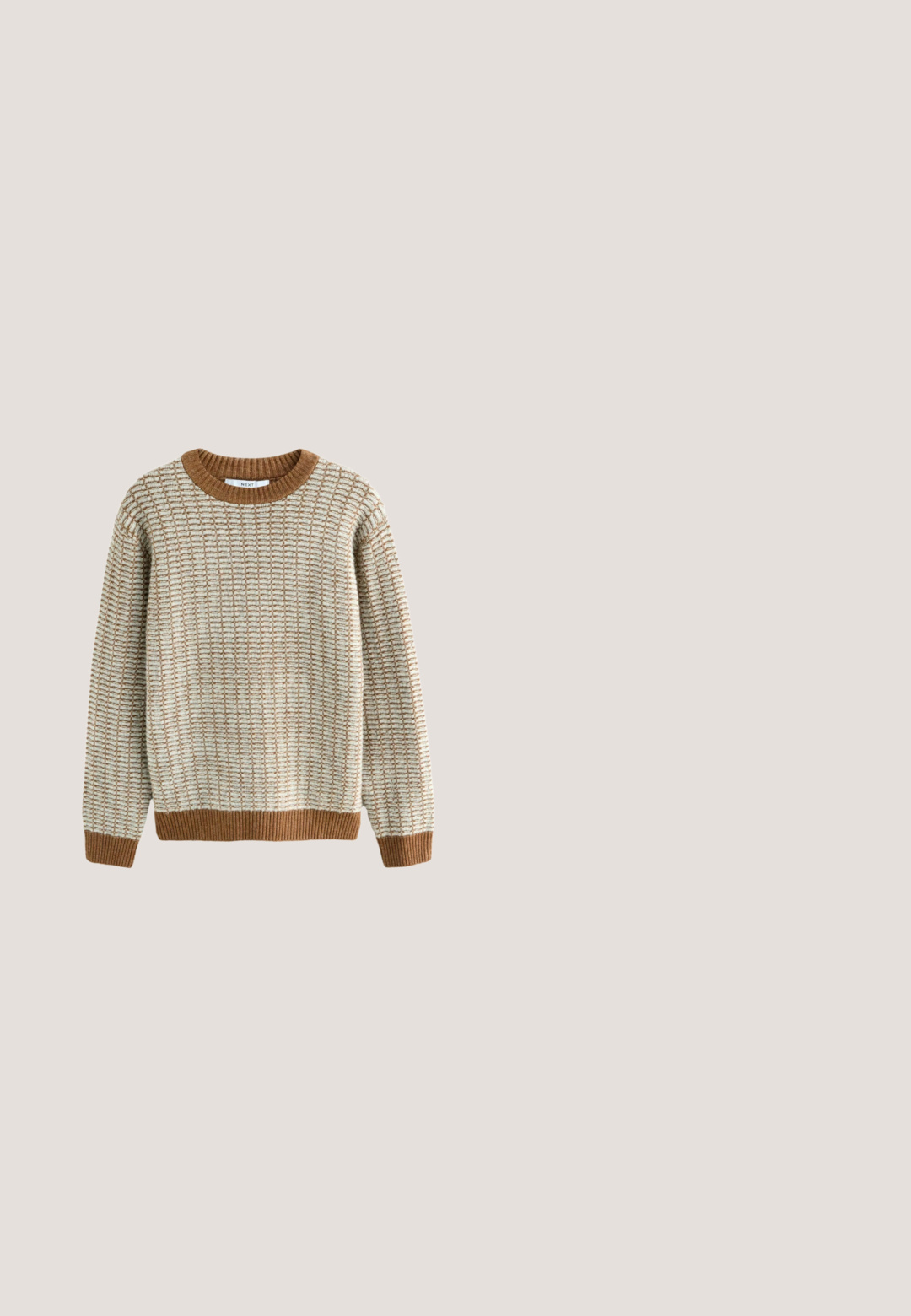 Textiles in Creme und Braun mit einem Rippmuster, das ein weiches, geschichtetes Erscheinungsbild erzeugt.; Hellblaues Jeansjackett mit spitzem Kragen, langen Ärmeln, Brusttasche und sichtbaren Nähten; lockere Passform und abgenutzte Textur.; Dunkel indigoblaue Jeans mit geradem Bein, weißen Kontrastnähten, Fünf-Taschen-Design und Metallknopfverschluss an der Taille.; Weiße Leinensneaker mit Gummisohle, Schnürdesign und einem kleinen Logolabel an der Seite. Strukturierte weiße Oberseite und braune Außensohle.; Braune Leder-Duffle-Tasche mit zwei oberen Griffen, einem abnehmbaren Schultergurt und einem Reißverschluss. Texturierte Oberfläche mit kontrastierenden Akzenten.; Brauner Ledergürtel mit glatter Oberfläche, silberner Metallschnalle und einer Halteschlaufe. Besitzt ein schlichtes Design ohne Muster oder Akzente.
