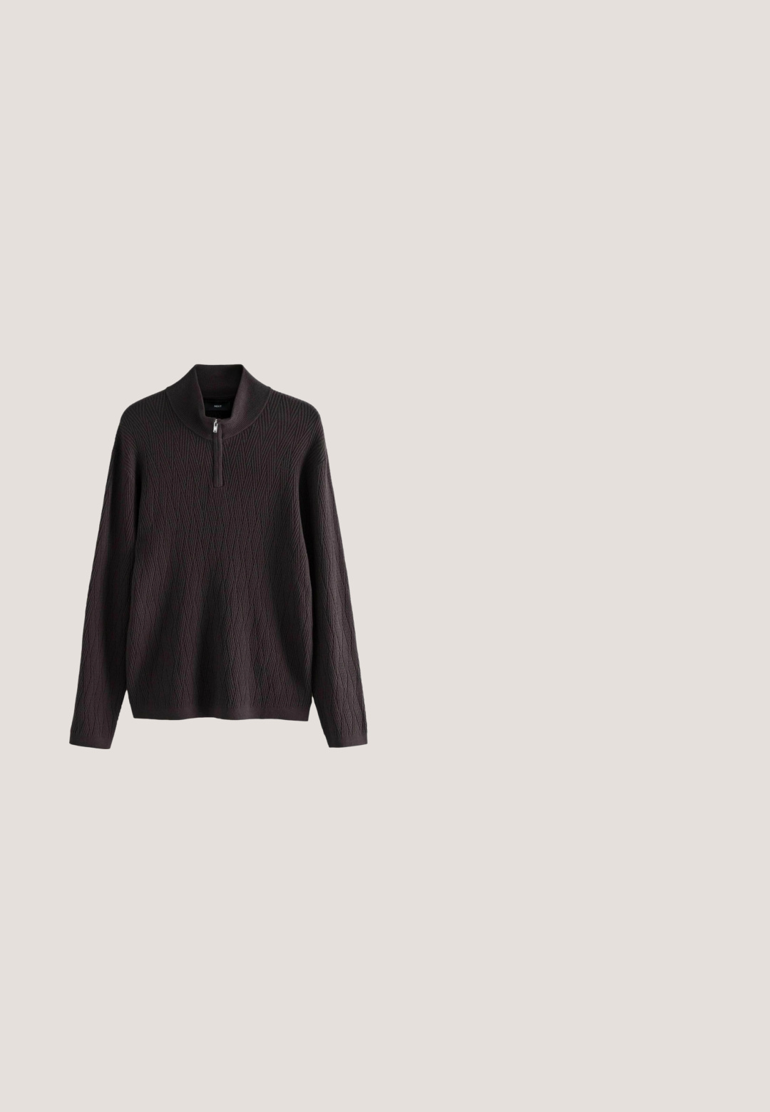 Dunkelbrauner Pullover mit hohem Kragen und einem Reißverschluss bis zur Viertellänge. Verfügt über ein strukturiertes Rautenmuster. Lange Ärmel.; Dunkelbraune Hemdjacke mit langen Ärmeln, zwei aufgesetzten Klappentaschen vorne und spitzem Kragen.; Graue Denim-Hosen mit geradem Schnitt, ausgestattet mit Fronttaschen, einem Knopfverschluss und subtilen verblassten Texturen.; Braune Wildleder-Stiefeletten mit weicher Textur, abgerundeten Zehen und minimalen Nähten. Flache Gummisohlen mit einer Zuglasche hinten.; Rechteckige, dunkelgrün getönte Gläser mit einem dicken, dunkelbraunen, durchscheinenden Kunststoffrahmen, Sonnenbrille auf weißem Hintergrund gezeigt.; Schwarze rechteckige Kulturtasche aus Leder mit Reißverschluss und kleinem seitlichem Schlaufen, vor weißem Hintergrund dargestellt.