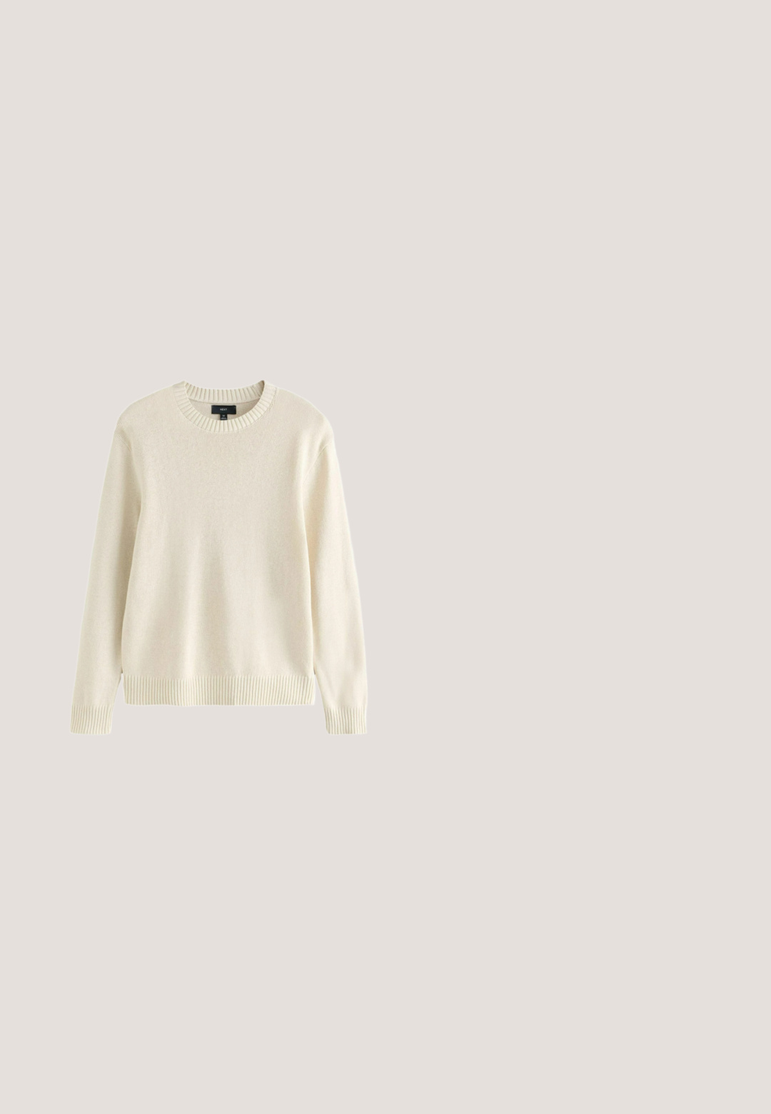 Suéter de punto de manga larga color crema, con cuello redondo, puños y dobladillo acanalados, etiqueta de talla mediana de la marca Next.; Camisa de manga larga color caqui con botones, cuello y dos bolsillos frontales con solapa y botón.; Pantalones de pierna ancha color beige con una textura suave, que cuentan con pasadores para cinturón, dos bolsillos frontales y cierre con cremallera. Diseño minimalista.; Zapatillas de cuero blanco con perfil bajo, lados perforados, cordones planos y un forro interior marrón contrastante. Suela de goma con patrón texturizado.; Bolsa de algodón beige con dos asas resistentes. Presenta un texto impreso en negro: "Les Deux International Community & Sporting Goods."; Cinturón de cuero marrón con hebilla rectangular plateada, que incluye múltiples agujeros de ajuste y un presilla de cuero cosido. Textura lisa.