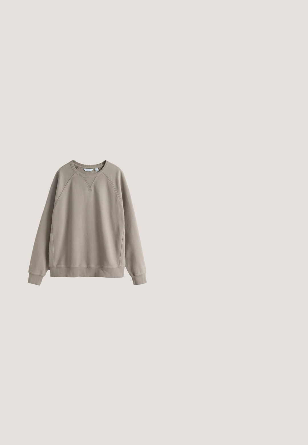 Beige sweater met ronde hals, lange mouwen, geribbelde boorden aan mouwen en zoom, en subtiele naaddetails op schouders en borst.; Beige overhemd met lange mouwen, knopen, een kraag en één borstzak, gemaakt van stevig stof.; Lichtblauwe denim jeans, losse pasvorm, hoge taille, ontwerp met vijf zakken, knoop- en ritssluiting, rechte pijpen met een licht uitgerafelde zoom.; Witte vetersneaker die boven een houten bank zweeft met groene bladeren op de achtergrond, waarbij het ontwerp en de textuur van de schoen worden getoond.; Canvas tote tas met lange zwarte handvatten, zwarte onderzoom en voorvak met "Les Deux" logo in zwarte schrijfletters.; Bruine leren riem met zilverkleurige rechthoekige gesp, voorzien van meerdere verstelgaten en een gestikte leren lus. Glad oppervlak.