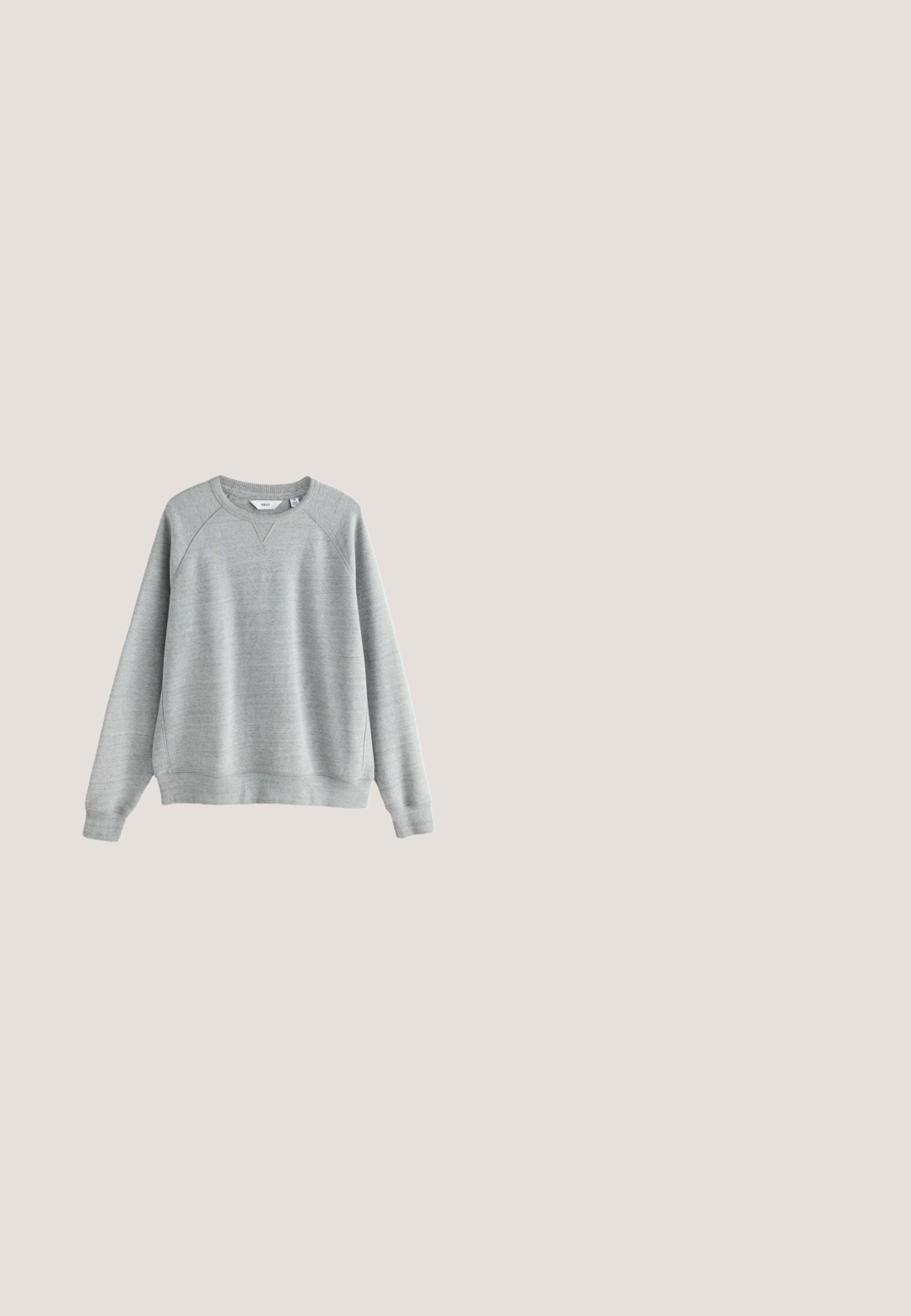 Grauer Rundhalsausschnitt-Sweatshirt aus weichem, strukturiertem Material, mit Raglanärmeln und gerippten Bündchen und Saum. Einfaches Design, keine Muster.; Weiße Denimjacke mit durchgehender Knopfleiste, zwei Brusttaschen mit Klappen und dezenten Steppnähten. Mit Kragen und verstellbaren Bündchen.; Vans Jeans Relaxed Fit - dark blue; Weiße Leder-Sneaker mit glatter Oberfläche, niedrigem Design, runder Spitze und flacher Gummisohle. Ausgestattet mit flachen Schnürsenkeln und minimaler Markenkennung.; Beige Tragetasche mit langen Griffen, auf der ein Fuchs in Hemd und Rock eine Handtasche hält, mit dem Schriftzug „Maison Kitsuné Paris“ darunter.; Brauner Ledergürtel mit glatter Oberfläche, silberner Metallschnalle und einer Halteschlaufe. Besitzt ein schlichtes Design ohne Muster oder Akzente.