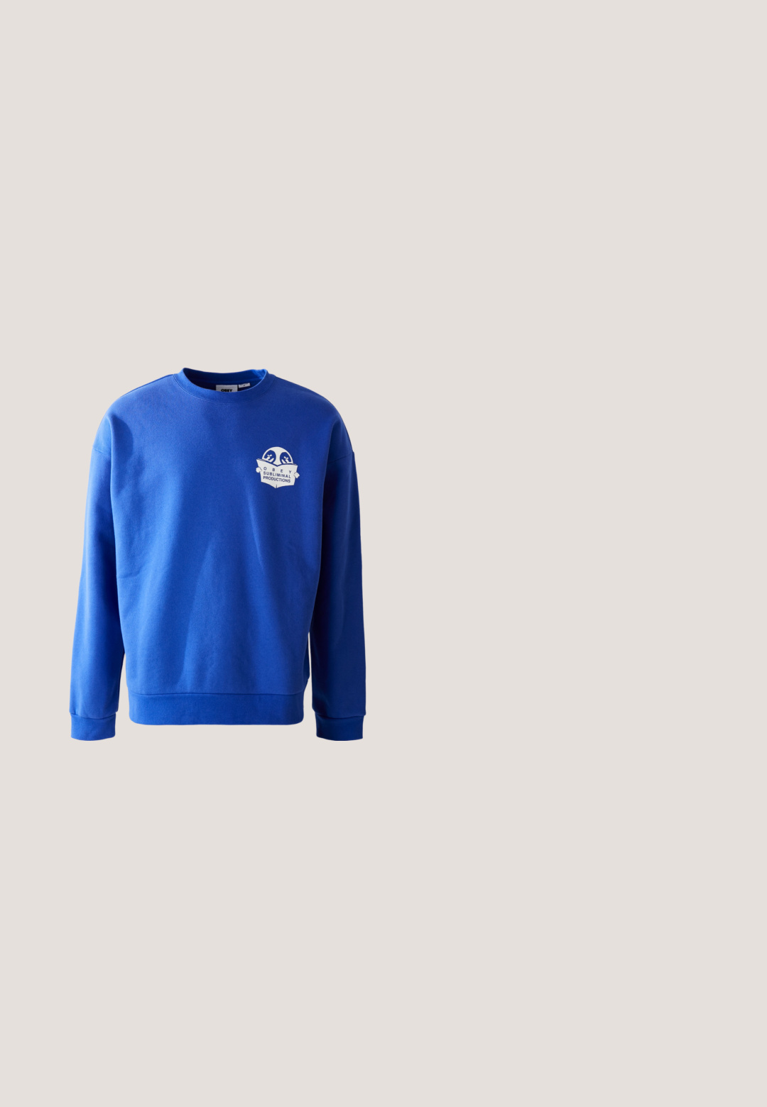 Sweatshirt bleu en coton avec un col rond et des manches longues. Présente un patch logo blanc sur la poitrine et des poignets et un ourlet côtelés.; T-shirt en coton bleu à manches courtes, avec un imprimé graphique sur le côté gauche de la poitrine en vert et rouge, comprenant le texte "Carhartt WIP" et "Pronto Subito".; Pantalons en velours côtelé gris foncé à coupe ample, dotés d'une fermeture à bouton, de plis et d'une longueur cropped, affichant une texture ribbed.; Baskets montantes blanches avec des accents bleus, boîtier perforé, et lacets blancs. Portées avec un pantalon en denim gris ample sur une surface verte.; Sac fourre-tout en tissu doux bleu vif avec une bandoulière en corde noire et blanche sur un fond clair uni.; Collier avec des perles noires et multicolores alternées, comportant de petits anneaux en argent et un pendentif rectangulaire en perle transparente.