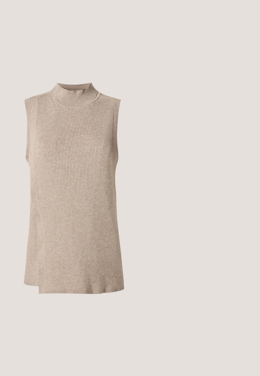 Haut sans manches beige avec un col montant côtelé, présentant un motif tricoté texturé et un ourlet asymétrique, idéal pour les superpositions.; Chemise en denim bleu clair, courte, à manches longues, avec fermeture à boutons et col classique. Comprend des détails de couture et une texture douce.; Pantalon marron foncé à jambe droite avec taille élastique, fabriqué en tissu lisse, présenté sur un fond blanc uni.; Sandale métallisée jaune à talon haut, avec des brides croisées, bout ouvert et talon effilé. Semelle texturée en gris.; Sac à main en cuir tanné Michael Kors avec poignée courte et bandoulière longue amovible, sur fond blanc.; Paire de boucles d’oreilles créoles en or poli avec des tiges fines et des fermoirs à charnière, présentées sur un fond gris clair uni.
