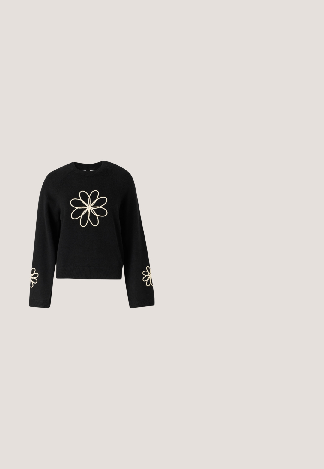 Pull noir à manches longues, équipé d'une grande broderie de fleurs crème sur la poitrine et de fleurs plus petites sur chaque manche. Texture douce.; Blouse cropped en imprimé léopard avec des manches longues, dotée de liens au niveau du col et de l'ourlet. Le tissu est texturé avec une finition douce.; Pantalons en denim gris avec une coupe décontractée, taille élastique à cordon de serrage et jambes droites. Comprend cinq poches et des détails de couture visibles.; Ballerines en cuir verni noir avec un bout rond, un design à lacets et une semelle plate. Texture lisse avec peu de détails.; Petit sac à main en cuir beige avec une seule bandoulière et des clous argentés le long des bords et de la bandoulière, posé sur un fond uni.; Boucles d’oreilles créoles en forme d’étoile argentée avec une finition lisse et polie sur un fond blanc uni.