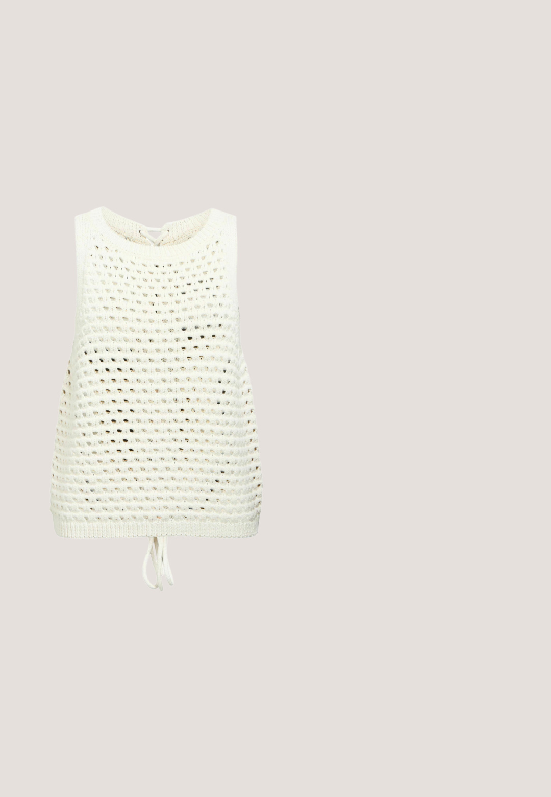 Hihaton valkoinen neulottu virkkaustoppi pyöreällä pääntiellä ja kiristysnauhalla helmassa.; Tummansininen denim-kroptoppa pitkähihaisilla hihoilla, edessä napit, kaulus ja yksi rintatasku valkoista taustaa vasten.; Vaaleanbeige jogger-housut, jotka on valmistettu pehmeästä kankaasta. Niissä on joustava vyötärö, jossa on nyöri, sivutaskut ja joustavat hihnat.; Valkoiset tennarit, joissa on sileä nahkapinta, nubukista valmistettu varvasosa, kultaiset yksityiskohdat kannassa ja teksturoitu kermaisen värinen kumipohja.; Tummanpunainen kudottu nahkainen käsilaukku kaarevalla kahvalla, valkoisella reunuksella, hopeisella vetoketjulla ja irrotettavalla leveällä kangasolkaimella yksivärisellä taustalla.; Kultainen ketjukaulakoru, jossa on yhdeksän tasaisesti sijoitettua suorakaiteen muotoista vihreää jalokiveä ja hummeriklipsi sulkemisessa.
