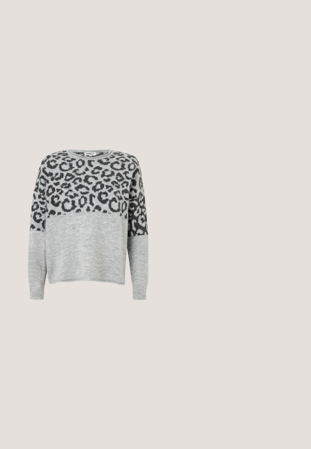 Šedý sveter s leopardím vzorom v tmavošedej farbe. Má okrúhly výstrih a dlhé rukávy, vyrobený z mäkkého, textúrovaného materiálu.; Biely košeľový top s výšivkou a dierkovanými detailmi, s golierom a trojštvrťovými rukávmi.; Hnedá maxi sukňa z čipky s tiered dizajnom, ktorá má smockovanú pása a vlnité vzory po celom materiáli. Ľahká a polo-priehľadná.; Call it Spring NOVALIE - Sandále na platforme - black; Ružová sieťovaná kabelka s béžovou ovinutou rukoväťou, odnímateľným béžovým popruhom a bielym logom "tommy jeans" uprostred na prednej strane.; Čierny kožený opasok Levi’s stočený s oválnou striebornou kovovou prackou na svetlošedom pozadí.