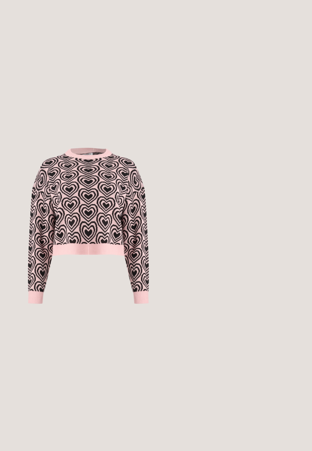 Suéter corto rosa con un patrón de corazones negros, cuello redondo acanalado y puños. El material parece suave con un acabado texturizado.; Mujer que lleva pantalones pitillo negros de cintura alta, una camisa corta marrón oscuro con botones y tacones marrones de punta fina.; Zapatilla deportiva de cuero negro con tres rayas plateadas, punta texturizada y suela de goma. Cuenta con un collar acolchado y un diseño con cordones.; Gafas de sol negras y angulares con lentes grises; fabricadas en plástico, con varillas gruesas de superficie suave y sin herrajes visibles.; Bolso de hombro negro acolchado con una sola correa y herrajes plateados, combinado con un vestido ajustado de patrón tie-dye en tonos de negro y crema.; Pendientes de aro plateados con un diseño minimalista. Forma circular, textura suave y perfil delgado. Livianos con un acabado pulido.