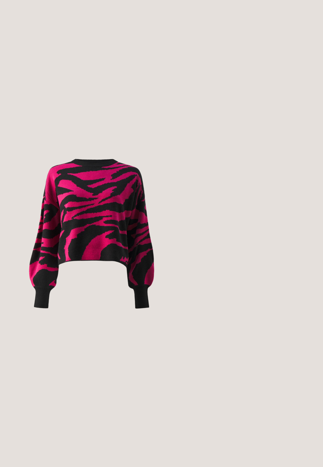 Afkortet sweater i sort og pink, med et dristigt zigzag-mønster. Fremstillet af strikket materiale med brede ærmer og ribbenede manchetter.; Hvid bomulds T-shirt med korte ærmer, rund hals og en afslappet pasform. Glat tekstur, uden mønstre eller grafik, enkel design.; Nicki Studios STRAIGHT POCKET PANTS - Cargobukser - black; Lavtop sort sneaker med hvid side stribe, hvide snørebånd, hvid gummisål og tekstureret tåhætte på neutral baggrund.; Sorte rektangulære solbriller med mørke linser og tykke matte stel. Armen er let tilspidset med en glat overflade.; Sølvfarvede hoop øreringe med en glat, rund form og en poleret overflade. Begge øreringe er i samme størrelse og har en sikker lukke mekanisme.