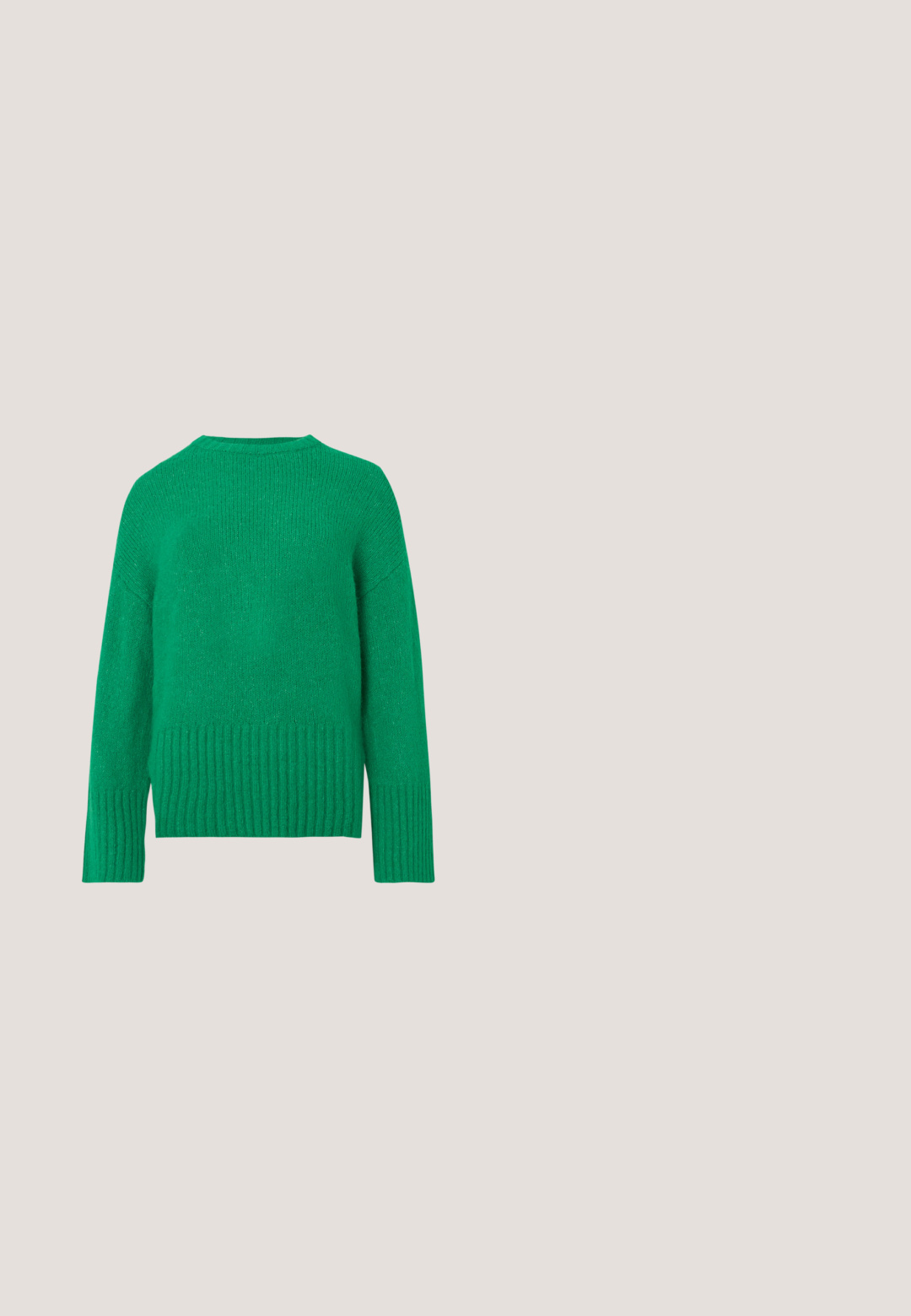 Grøn strikket sweater med lange ærmer, rund halsudskæring og ribbet kant, der fremhæver en blød tekstur og ensartet syning.; Sort ærmeløs top med rynkede skuldre og rhinstenpynt langs armsømmene, med rund halsudskæring.; Sorte højtaljede brede bukser lavet af denim, præget af et klassisk fem-lomme design og subtile syninger.; Sorte kanvas sneakers med hvide snørebånd, hvide gummisåler og sidestreg-accenter. Har et logo på de ydre sider.; Sort skuldertaske lavet af struktureret stof, med en frontlomme med lynlås, justerbar strop og blå detaljer på lynlåse. Sølv hardware detajler.; Sølvmetal ringøreringe med rektangulære studs, der har et abstrakt udskæringsdesign, præsenteret på en hvid baggrund.