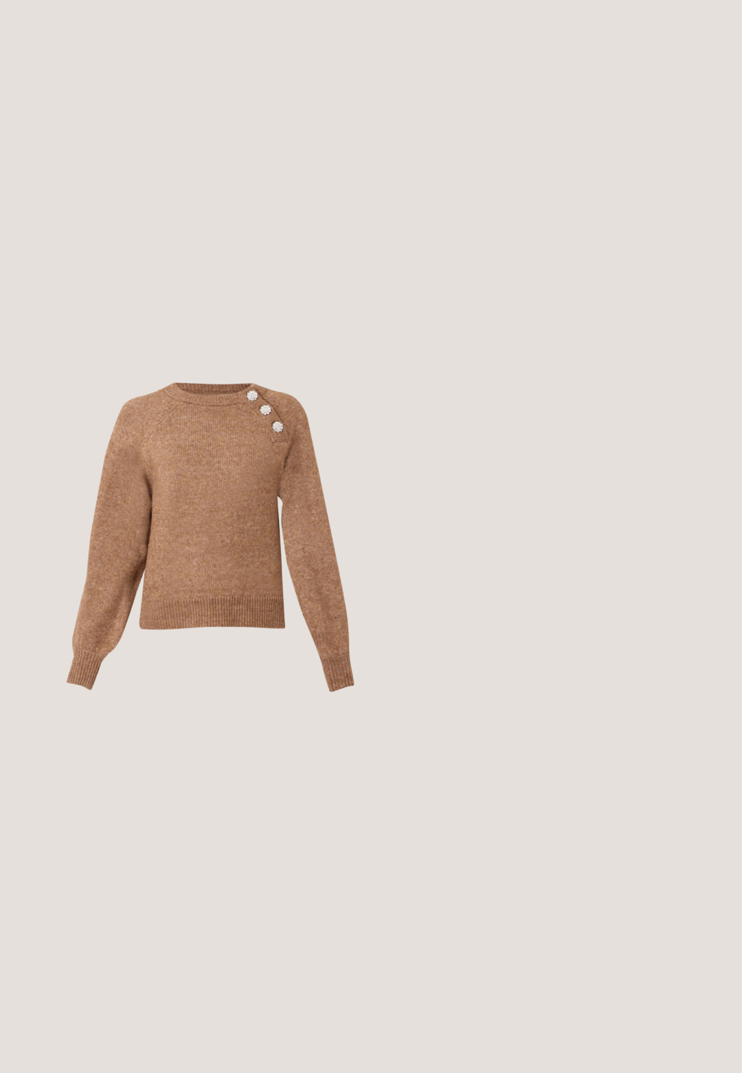 Brauner gestrickter Pullover mit langen Ärmeln, geripptem Saum und drei dekorativen Blumenknöpfen an der linken Schulter. Weicher, strukturierter Stoff.; Marineblaues Cordhemd mit Knopfleiste, Kragen und Dreiviertelärmeln. Merkmale sind ein taillierter, geraffter Saum und eine weiche Textur.; Bordeauxrote Cordhose mit weitem Bein und hoher Taille, ausgestattet mit einem Reißverschluss, Knopfverschluss und Seitentaschen. Glatte Textur mit vertikalen Rippen.; Rote Leder-Stiefelette mit verjüngter Spitze und Blockabsatz. Sie zeichnet sich durch einen subtilen Glanz und ein schwarzes Innenfutter mit einem seitlichen Reißverschluss aus.; Burgunderfarbene Kunstleder-Clutch mit einem silbernen Kettenriemen, ausgestattet mit einem Schnallendesign und metallischen Ösen vorne für zusätzliche Details.; Zwei rote Ohrringe in Form einer fünfblättrigen Blume mit kleinen goldfarbenen Zentren auf weißem Hintergrund.