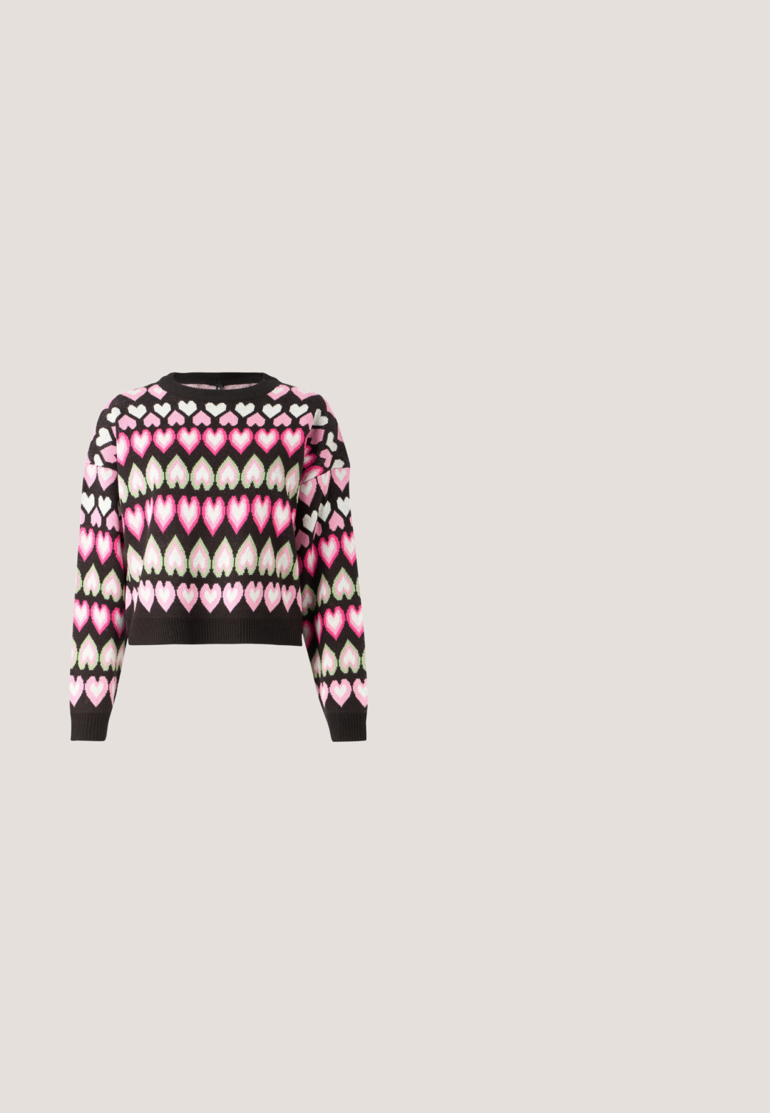 Kort sweater i sort med et farverigt hjerte mønster i pink og grøn. Strikket tekstur og ribbede manchetter. Rund halsudskæring.; Mænds højtaljede blå denim jeans med brede ben, frontknap og lynlås samt for- og baglommer.; Sorte patenterede sko med en kraftig sål, udstyret med sølvnitter og bølgede detaljer, båret med hvide sokker.; Brune skildpadde solbriller med en vintage katteøje-form og brune linser. Har buede arme med røde detaljer.; Sort rektangulær skuldertaske med en enkelt justerbar rem og lynlås i toppen på en ensfarvet baggrund.; Sølv hoop-øreringe med en poleret finish, der har en cirkulær form og en hængslet lukning. Glat tekstur med minimal detaljering.