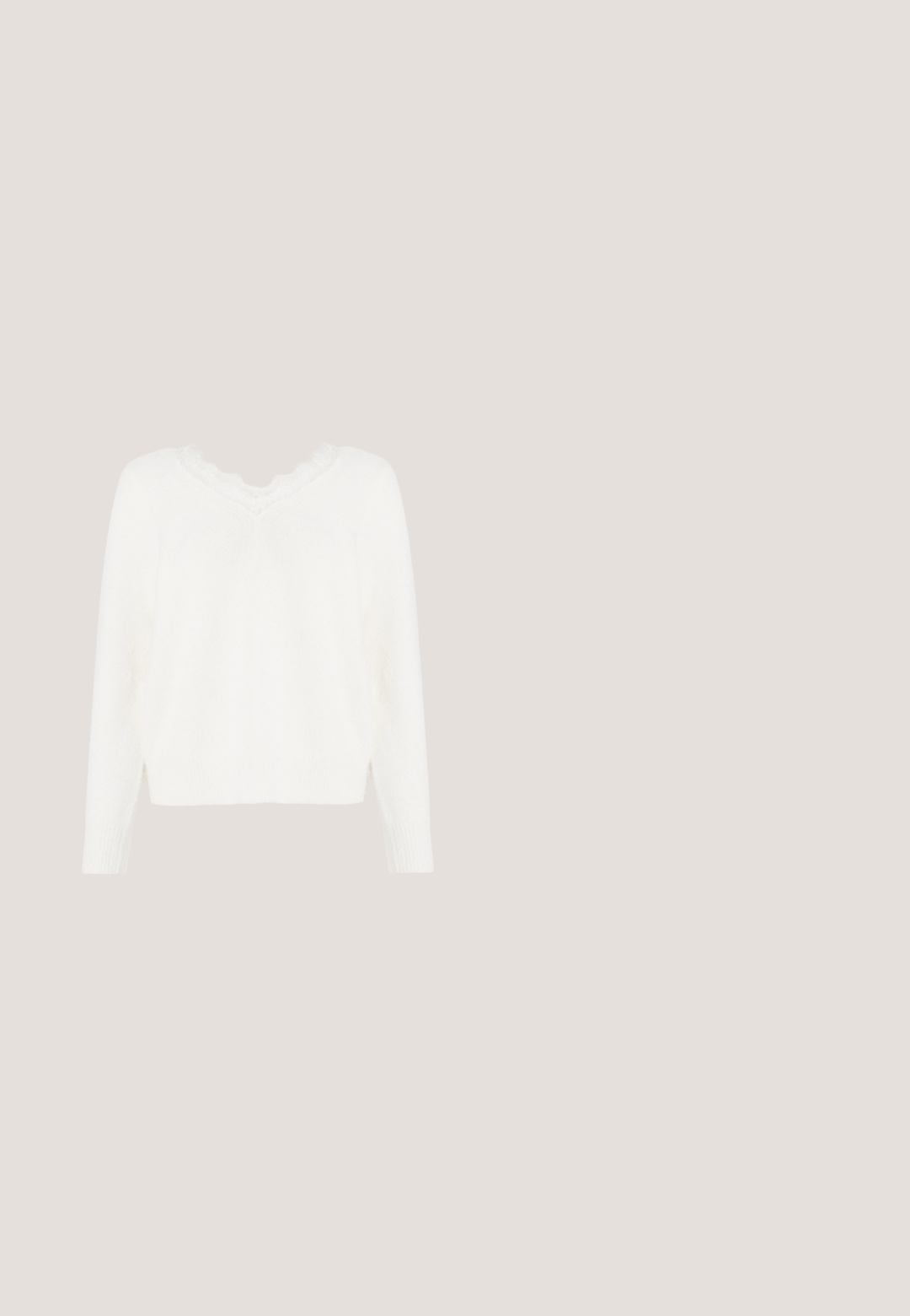 Witte gebreide trui met een v-hals en kantafwerking. Heeft lange mouwen, ribgebreide manchetten en een licht cropped zoom. Zachte, gestructureerde stof.; Beige suède shirt met een kraag, knoopsluiting aan de voorkant en een peplum taille. Heeft lange mouwen en een gladde textuur met kleine knopen.; Zwarte flared jeans met een hoge taille, naaigegevens en vijf zakken. De stof heeft een gladde textuur met een vervaagd effect.; Benen met donkere geribbelde leggings gecombineerd met zwarte ballerina's met kleine strikdetails op een witte achtergrond.; Zwarte rechthoekige schoudertas met een enkele verstelbare band en een bovenste ritssluiting op een effen achtergrond.; Set glanzende gouden dubbele lus oorbellen met stekertjes op een witte achtergrond.