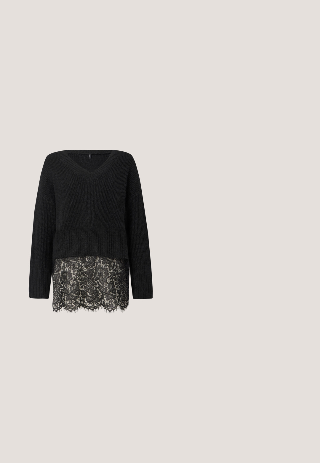 Sort striktrøje med V-hals, der har lange ærmer og en scalloped blondekant. Den teksturerede stof kontrasterer med den glatte blonde nedenfor.; Sort cropped denimjakke med lange ærmer, knaplukning foran, to brystlommer og kontrasterende hvid syning.; Abercrombie & Fitch TIE WAIST BAGGY PANT - Cargobukser - porpoise; Sort læderkamp støvle med tyk sål og snørebånd fortil, vist i sideprofil på en hvid baggrund.; Sort cylindrisk skuldertaske med justerbar rem, blå lynlåstræk og frontlabel med teksten "KARL LAGERFELD JEANS" mod en hvid baggrund.; Sølvfarvet metalhårklemme med et åbent burdesign og et glat ovalt midterstykke, placeret på en hvid baggrund.
