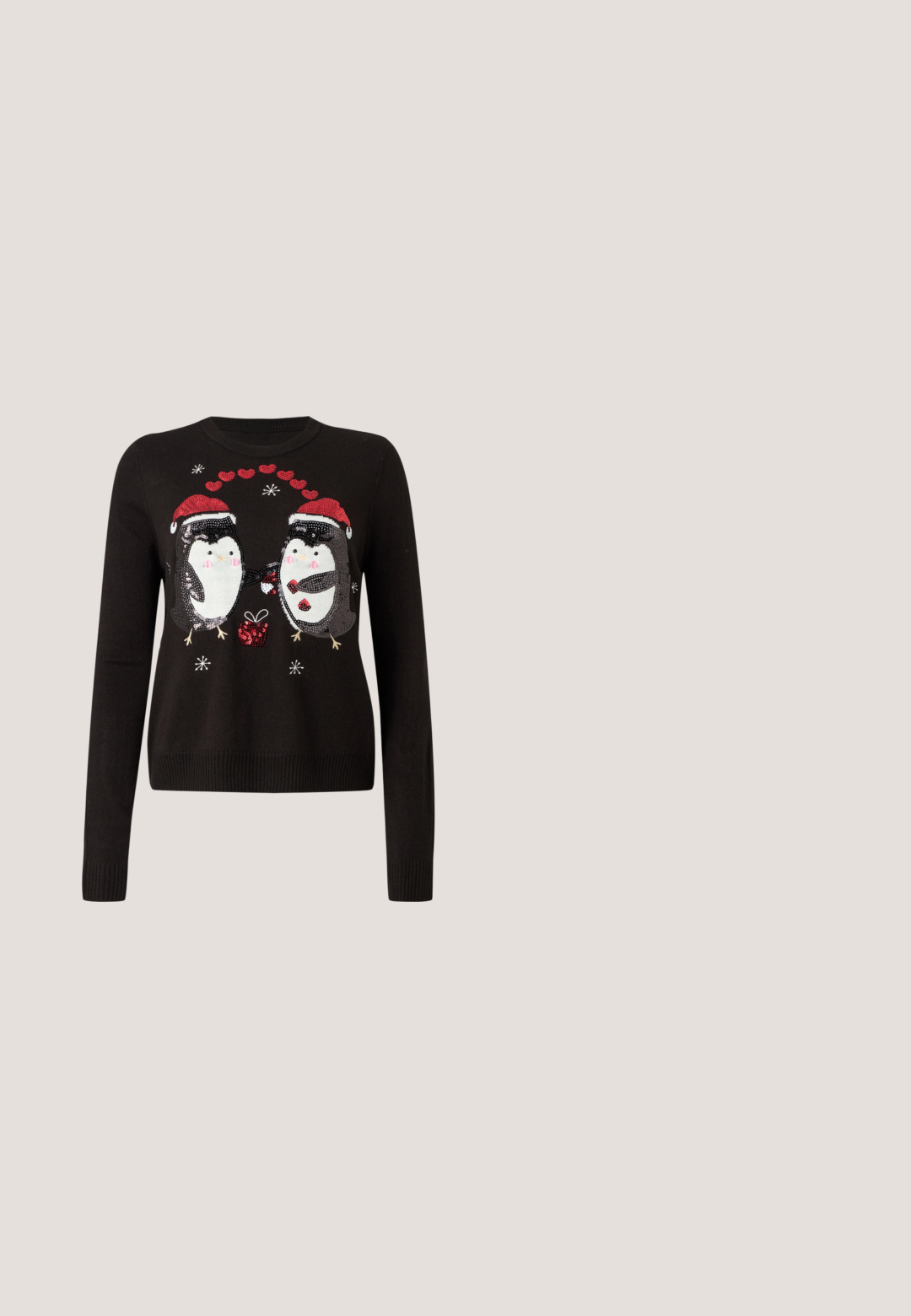 Schwarzer Pullover mit zwei paillettenbesetzten Pinguinen, die Weihnachtsmützen tragen und ein Geschenk austauschen, umgeben von roten Herzen und Schneeflocken.; Kurzärmliges Oberteil aus cremefarbenem Stoff, bedeckt mit silbernen Pailletten. Verfügt über einen runden Halsausschnitt und einen lockeren Schnitt, der eine strukturierte Oberfläche präsentiert.; Schwarze, ausgestellte Jeans aus Denim mit glatter Textur. Auffälliges Detail sind kleine, genoppte Akzente auf der Vorderseite. Knopfverschluss an der Taille.; Einzelner High-Heel-Schuh mit Leopardenprint, spitzer Zehenpartie und schwarzem schmalem Absatz auf hellem Hintergrund.; Kleine schwarze Lederhandtasche mit geraffter Textur, rechteckigem Griff und abnehmbarem dünnen Schulterriemen, der daneben liegt.; Gold- und silberfarbene, knotengeformte Ohrringe mit glatten Oberflächen und polierter Verarbeitung, ausgestattet mit einem sicheren Verschluss für den Tragekomfort.