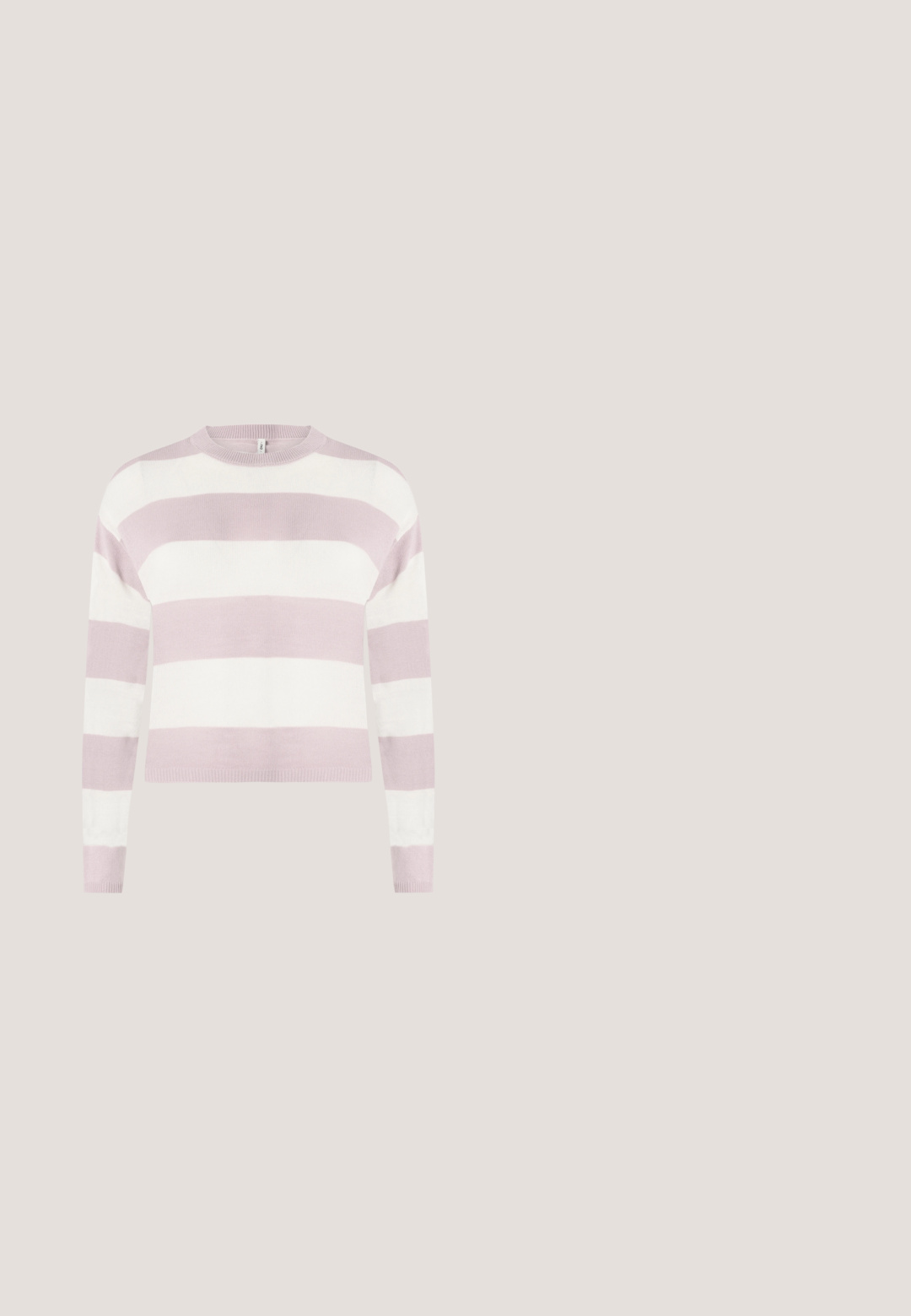 Pull en maille rayé rose clair et blanc, à manches longues, col rond et poignets côtelés, avec un design court et une texture lisse.; T-shirt rose clair à manches courtes avec col rond et coupe décontractée, présenté sur un fond gris clair uni.; Jean en denim blanc avec une coupe droite, cinq poches, et une fermeture classique par bouton et zip avec des éléments métalliques argentés.; Baskets basses marron foncé avec fermeture à lacets, empeigne en cuir lisse et semelle en caoutchouc marron clair.; Sac à main en cuir noir en forme de croissant avec une sangle ajustable, une fermeture éclair dorée et un détail monogramme stylisé doré sur le devant.; Boucles d'oreilles argentées en forme de cœur, avec des designs de cœurs superposés, une finition lisse et des accents courbés.