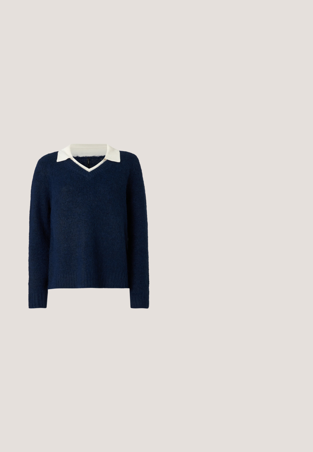 Mørkeblå sweater med en tekstureret overflade, V-hals og en kontrasterende hvid krave. Har lange ærmer og en afslappet pasform.; Denimjakke med en brun corduroykrave, frontlukning med knapper, to store brystlommer og en afslappet pasform. Blåt stof med subtil tekstur.; Mørkeblåt denim brede ben jeans med fremtrædende syninger, høj talje og fem lommer. Har en front lukning med knap og lynlås.; Glossy bordeaux-lakeret sko med rund tå, sideudskæringer og metalspænde detaljer. Har en kraftig sort sål med mønster.; Lille sort blank håndtaske med to lange håndtag og snøre-detaljer i siden på en ensfarvet lys baggrund.; Sølv stjerneformede øreringe med en glat, poleret finish på en ensfarvet hvid baggrund.