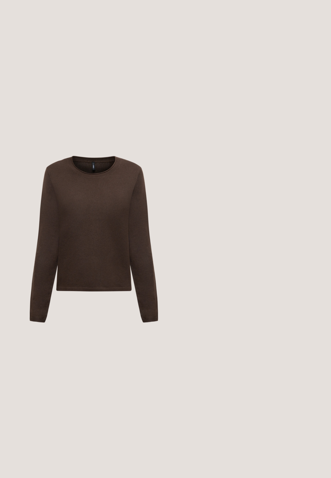 Brun langærmet crewneck sweater med ribbet manchetter og kant, vist på en ensartet lys baggrund.; Brun langærmet skjorte med stående krave og trykknap, to forlommer med klap og skjult knaplukning.; Mørkebrune bukser med lige ben, bæltestropper og forlommer, vist fladt på en lys baggrund.; Brun flad sko med spids tå og dekorativ spændedetalje på toppen, sat mod en ensfarvet lys baggrund.; Mørkebrun ruskindshåndtaske med dobbelt håndtag, aftagelig skulderrem, syninger og dekorative læderkvaster på hvid baggrund.; Øreringe i guld- og sølvfarve med sammenflettede cirkulære led og poleret finish. Kompakt design med glat tekstur.