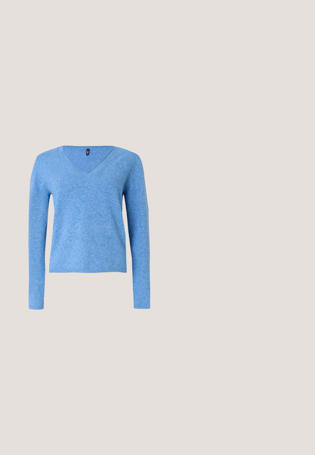 Pull bleu col en V à manches longues, confectionné dans un tissu doux et texturé ; doté d'un ourlet et de poignets côtelés. Design simple et uni.; Chemise courte boutonnée avec manches longues et poches à rabat sur la poitrine, présentant un motif à carreaux beige, bleu et marron clair.; Jean évasé bleu clair en denim, avec un effet délavé, cinq poches, passants pour ceinture et une fermeture avant par bouton.; Baskets avec un dessus en cuir crème, des accents bleu clair, des détails perforés, des lacets plats et une semelle en caoutchouc texturée.; Sac bandoulière en denim bleu clair à forme incurvée, avec une bandoulière réglable et un motif léopard subtil. Présente un détail de logo à l'avant.; Boucles d'oreilles en résine verte dans une forme abstraite et courbée avec une finition brillante. Le design présente une attache en clou pour un port facile.