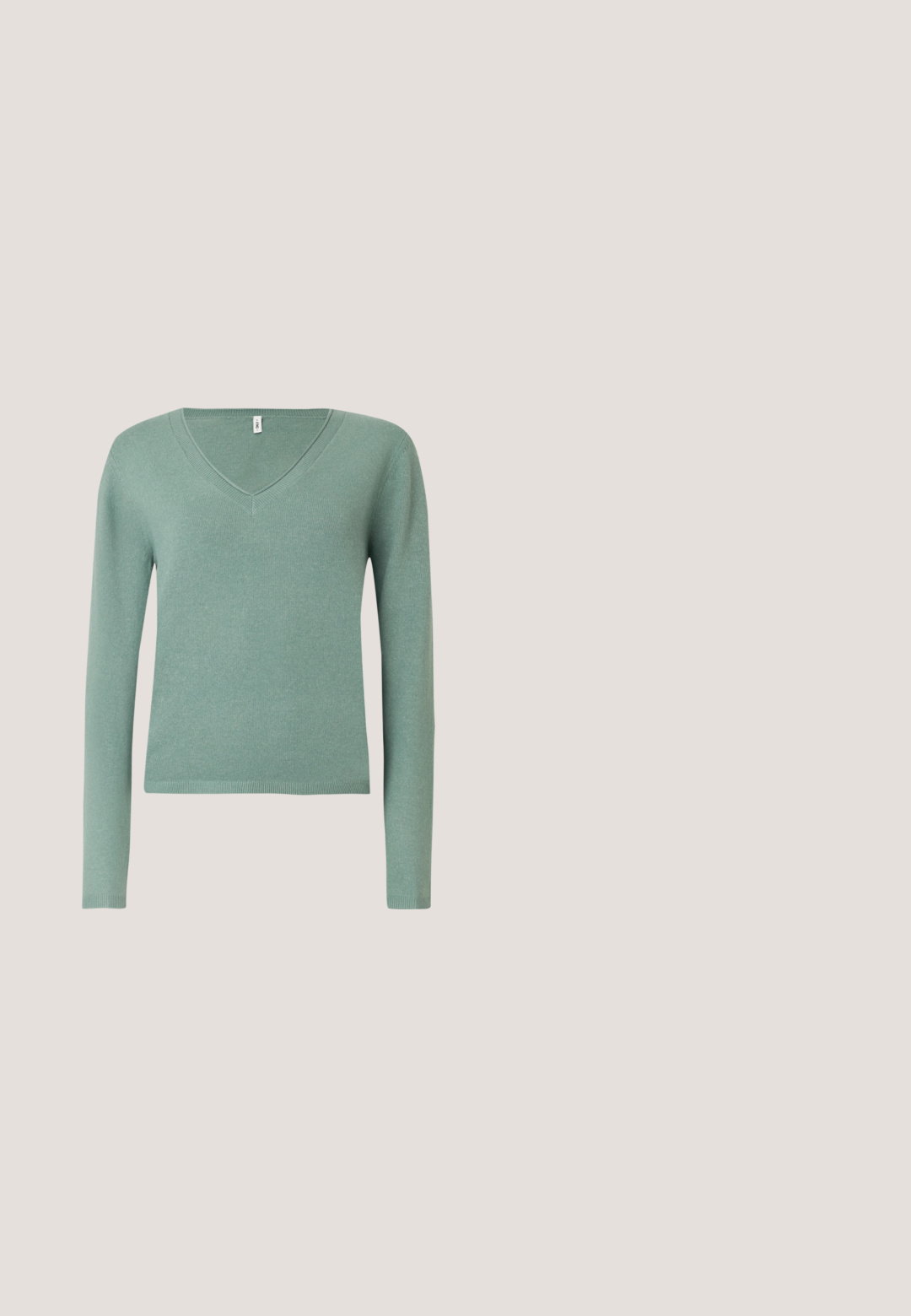 V-hals trui met lange mouwen van zachte, lichtgroene gebreide stof. Regular fit met geribbelde manchetten en zoom; gladde textuur met minimale details.; Olijfgroene mouwloze top met een ribbelstructuur, ronde halslijn en een voorkant met knopen, voorzien van zeven grijze knopen.; Zwarte jeans met wijde pijpen van denim, voorzien van een hoge taille, vijf zakken, een knoopsluiting aan de voorkant en minimale stikseldetails.; Hoge dameslaars van donkergrijs leer met een middelhoge hak en een afgeronde neus, weergegeven vanuit de zijkant op een witte achtergrond.; Zwart gevlochten lederen handtas met korte handgreep en afneembare schouderriem, getoond tegen een effen lichte achtergrond.; Witte leren riem met zwarte stiknaden en een ovale gouden metalen gesp, opgerold gelegd op een effen lichte achtergrond.