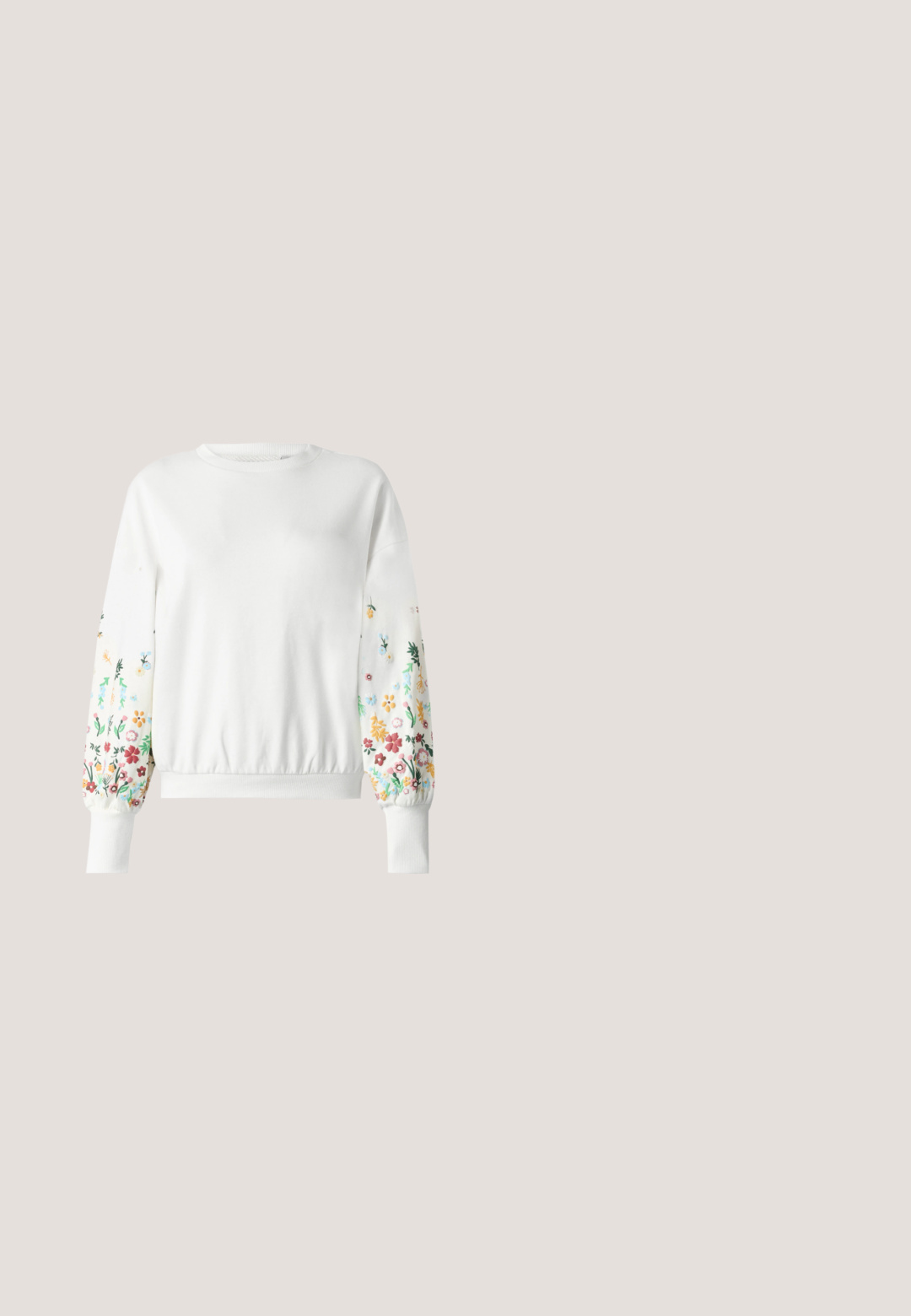 Weißes Sweatshirt mit rundem Ausschnitt und gerippten Bündchen, das farbenfrohe Blumenstickerei an den Ärmeln in verschiedenen Farbtönen aufweist.; Helles blauweite Jeans im Denim-Stil mit hoher Taille, ausgewaschenem Finish und seitlichen Taschen mit sichtbaren Nähten.; Weißer Plateau-Sneaker mit dicker, texturierter Sohle, Schnürung vorne und dezenten Steppdetails auf neutralem Hintergrund.; Schwarze Sonnenbrille mit rechteckigem Rahmen, dunklen Gläsern, glattem Kunststoffmaterial und einem metallischen Akzent am Bügel.; Weiße Kunstleder-Handtasche mit einer strukturierten dreieckigen Form, einem verstellbaren Einzelgurt und einem Klappenverschluss mit geschwungenen Akzenten.; Pilgrim Ohrringe - gold-coloured