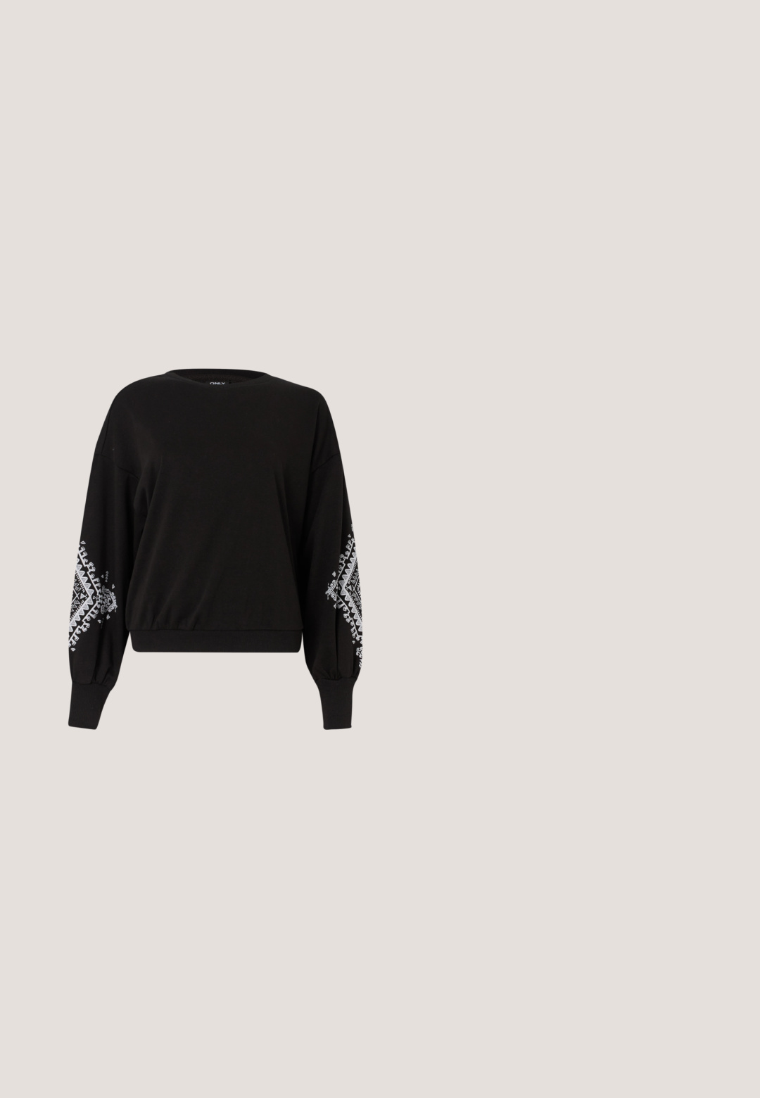 Sort sweatshirt med rund halsudskæring, der har lange ærmer og hvide geometriske mønstre på manchetterne. Fremstillet af blødt, åndbart stof.; Sort udenærmet crop top lavet af blødt stof med et pink Quiksilver-logo centralt på brystet. Enkel design med rund udskæring.; Sorte bukser med brede ben med brun og lyserød stribet linning, snøre og hvidt blomsterbroderi på højre hofte.; Sorte ruskinds- og lædersneakers med en cremefarvet side-swoosh og lys cremefarvet hæl. Har beige snørebånd og en gummirubber-sål.; Sort faux læder håndtaske med en unik halvmåneform, et bredt, polstret håndtag og en lynlåslukning. Glat, blank tekstur og minimalistisk design.; Sølv hoop øreringe med et hjerte og en diamantformet vedhæng. Glat tekstur med en poleret finish.